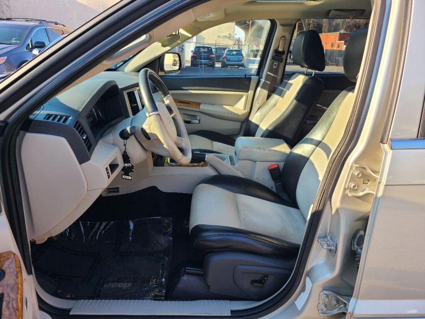2009 GRAY JEEP GRAND CHEROKEE LIMITED (1J8HR58P99C) with an 4.7L engine, Automatic transmission, located at 117 North Cameron Street, Harrisburg, PA, 17101, (717) 963-8962, 40.267021, -76.875351 - WE FINANCE!!! Good Credit/ Bad Credit/ No Credit - ALL Trade-Ins Welcomed!!! ***Guaranteed Credit Approval*** APPLY ONLINE or CALL us TODAY ;) Internet Prices and Marketplace Prices are SPECIAL discounted ***CASH DEALS*** Retail Prices are higher. Please call us to discuss your cash and finan - Photo#11