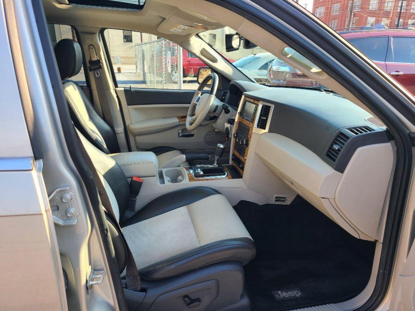 2009 GRAY JEEP GRAND CHEROKEE LIMITED (1J8HR58P99C) with an 4.7L engine, Automatic transmission, located at 117 North Cameron Street, Harrisburg, PA, 17101, (717) 963-8962, 40.267021, -76.875351 - WE FINANCE!!! Good Credit/ Bad Credit/ No Credit - ALL Trade-Ins Welcomed!!! ***Guaranteed Credit Approval*** APPLY ONLINE or CALL us TODAY ;) Internet Prices and Marketplace Prices are SPECIAL discounted ***CASH DEALS*** Retail Prices are higher. Please call us to discuss your cash and finan - Photo#12