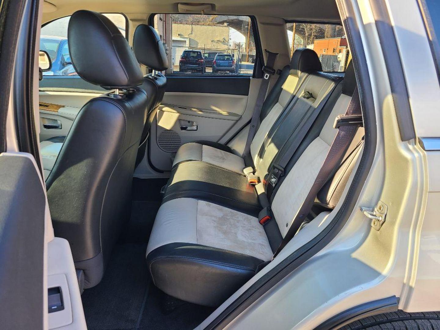 2009 GRAY JEEP GRAND CHEROKEE LIMITED (1J8HR58P99C) with an 4.7L engine, Automatic transmission, located at 117 North Cameron Street, Harrisburg, PA, 17101, (717) 963-8962, 40.267021, -76.875351 - WE FINANCE!!! Good Credit/ Bad Credit/ No Credit - ALL Trade-Ins Welcomed!!! ***Guaranteed Credit Approval*** APPLY ONLINE or CALL us TODAY ;) Internet Prices and Marketplace Prices are SPECIAL discounted ***CASH DEALS*** Retail Prices are higher. Please call us to discuss your cash and finan - Photo#14