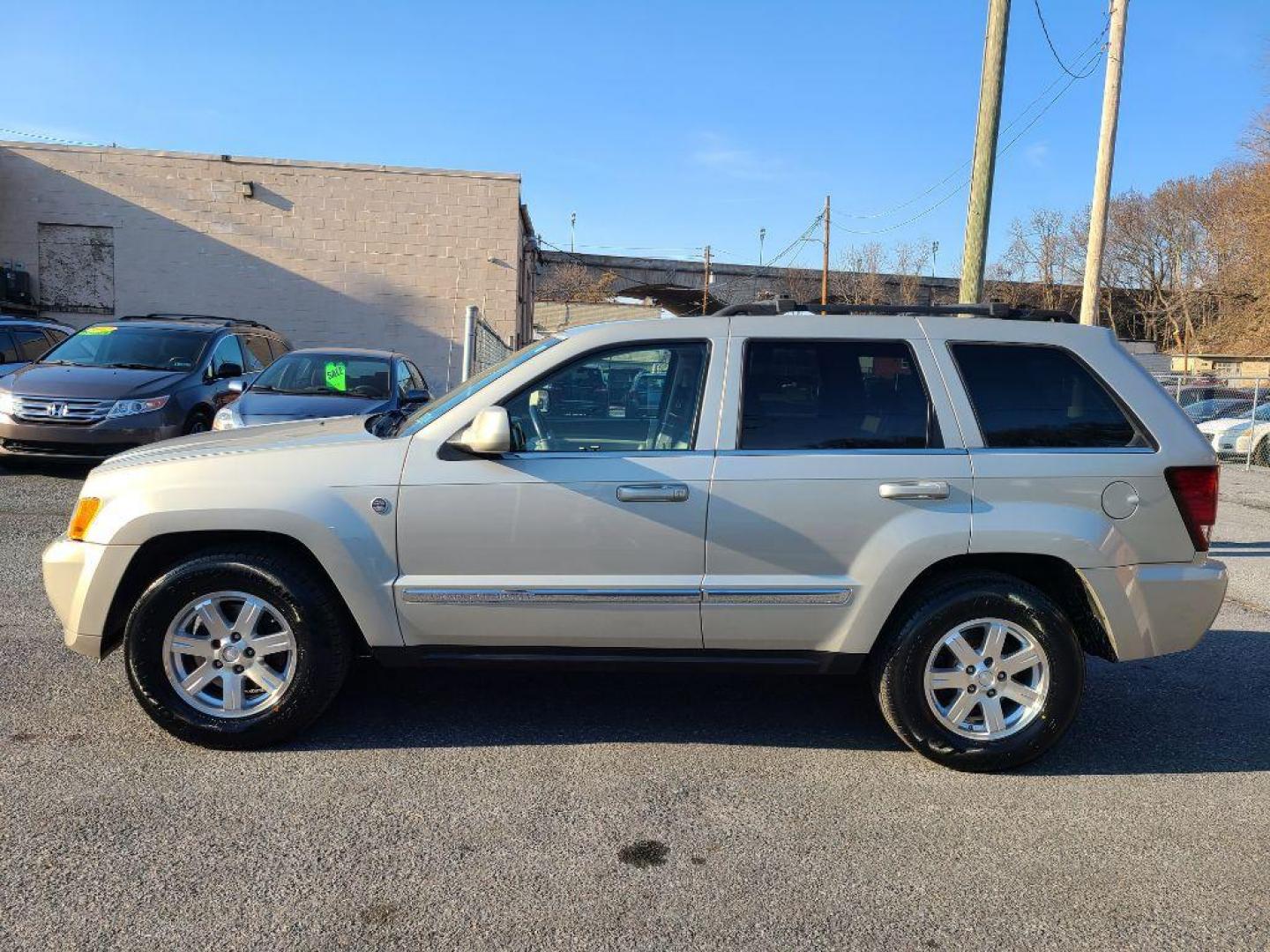 2009 GRAY JEEP GRAND CHEROKEE LIMITED (1J8HR58P99C) with an 4.7L engine, Automatic transmission, located at 117 North Cameron Street, Harrisburg, PA, 17101, (717) 963-8962, 40.267021, -76.875351 - WE FINANCE!!! Good Credit/ Bad Credit/ No Credit - ALL Trade-Ins Welcomed!!! ***Guaranteed Credit Approval*** APPLY ONLINE or CALL us TODAY ;) Internet Prices and Marketplace Prices are SPECIAL discounted ***CASH DEALS*** Retail Prices are higher. Please call us to discuss your cash and finan - Photo#1