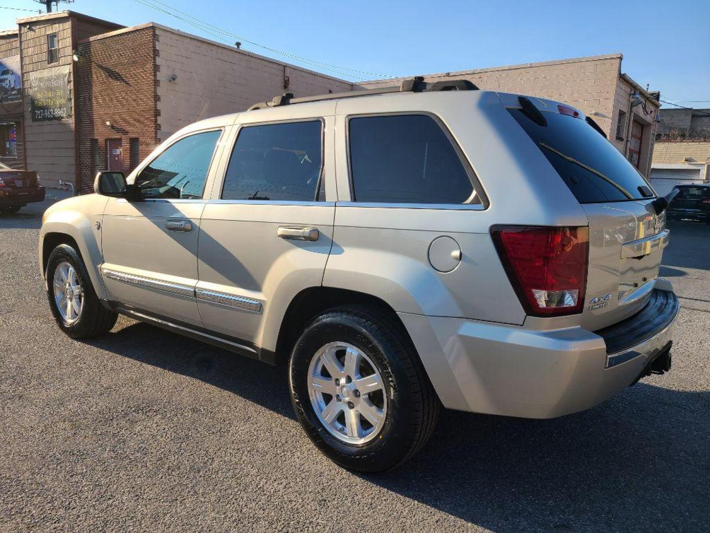 2009 GRAY JEEP GRAND CHEROKEE LIMITED (1J8HR58P99C) with an 4.7L engine, Automatic transmission, located at 117 North Cameron Street, Harrisburg, PA, 17101, (717) 963-8962, 40.267021, -76.875351 - WE FINANCE!!! Good Credit/ Bad Credit/ No Credit - ALL Trade-Ins Welcomed!!! ***Guaranteed Credit Approval*** APPLY ONLINE or CALL us TODAY ;) Internet Prices and Marketplace Prices are SPECIAL discounted ***CASH DEALS*** Retail Prices are higher. Please call us to discuss your cash and finan - Photo#3