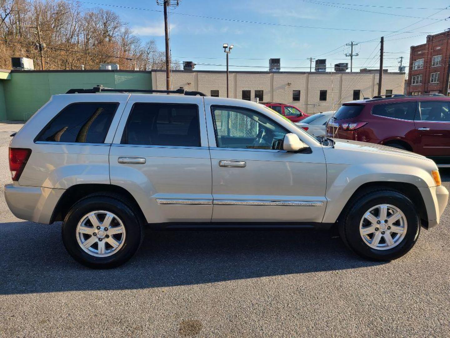 2009 GRAY JEEP GRAND CHEROKEE LIMITED (1J8HR58P99C) with an 4.7L engine, Automatic transmission, located at 117 North Cameron Street, Harrisburg, PA, 17101, (717) 963-8962, 40.267021, -76.875351 - WE FINANCE!!! Good Credit/ Bad Credit/ No Credit - ALL Trade-Ins Welcomed!!! ***Guaranteed Credit Approval*** APPLY ONLINE or CALL us TODAY ;) Internet Prices and Marketplace Prices are SPECIAL discounted ***CASH DEALS*** Retail Prices are higher. Please call us to discuss your cash and finan - Photo#4