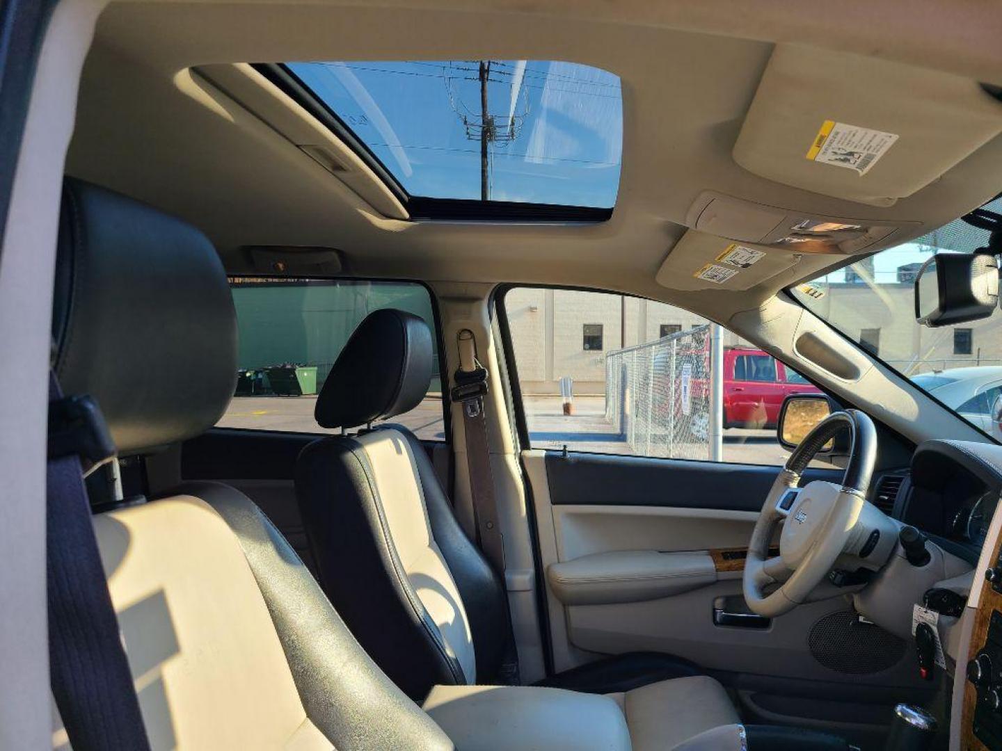 2009 GRAY JEEP GRAND CHEROKEE LIMITED (1J8HR58P99C) with an 4.7L engine, Automatic transmission, located at 117 North Cameron Street, Harrisburg, PA, 17101, (717) 963-8962, 40.267021, -76.875351 - WE FINANCE!!! Good Credit/ Bad Credit/ No Credit - ALL Trade-Ins Welcomed!!! ***Guaranteed Credit Approval*** APPLY ONLINE or CALL us TODAY ;) Internet Prices and Marketplace Prices are SPECIAL discounted ***CASH DEALS*** Retail Prices are higher. Please call us to discuss your cash and finan - Photo#8