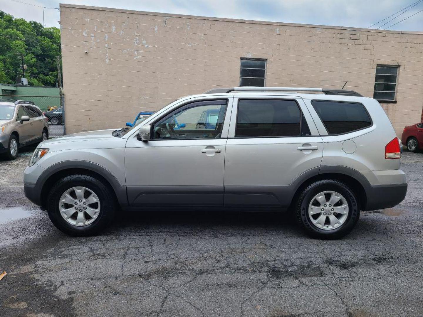 2009 SILVER KIA BORREGO LX (KNDJH741195) with an 3.8L engine, Automatic transmission, located at 117 North Cameron Street, Harrisburg, PA, 17101, (717) 963-8962, 40.267021, -76.875351 - WE FINANCE!!! Good Credit/ Bad Credit/ No Credit - ALL Trade-Ins Welcomed!!! ***Guaranteed Credit Approval*** APPLY ONLINE or CALL us TODAY ;) Internet Prices and Marketplace Prices are SPECIAL discounted ***CASH DEALS*** Retail Prices are higher. Please call us to discuss your cash and finan - Photo#1