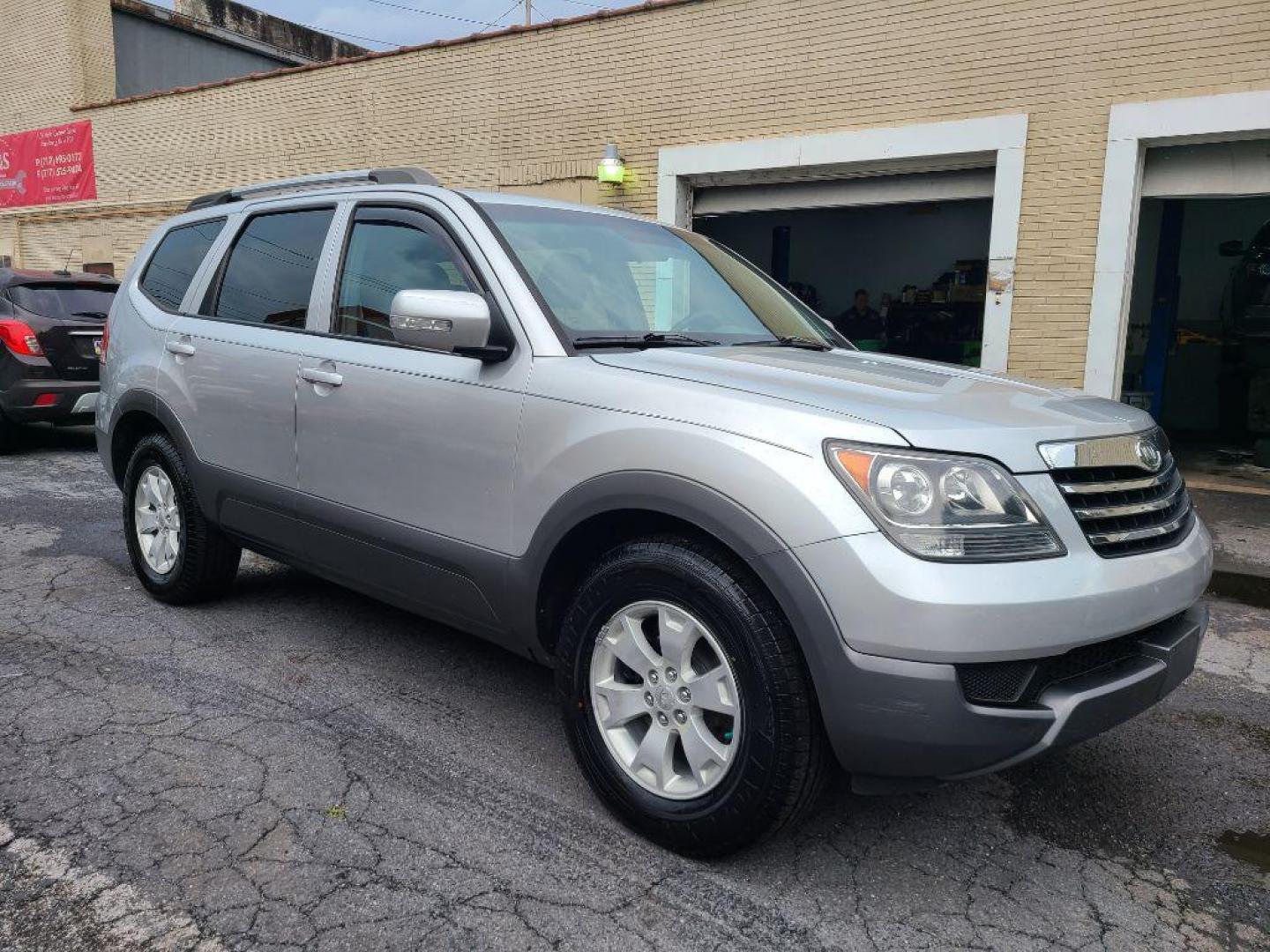 2009 SILVER KIA BORREGO LX (KNDJH741195) with an 3.8L engine, Automatic transmission, located at 117 North Cameron Street, Harrisburg, PA, 17101, (717) 963-8962, 40.267021, -76.875351 - WE FINANCE!!! Good Credit/ Bad Credit/ No Credit - ALL Trade-Ins Welcomed!!! ***Guaranteed Credit Approval*** APPLY ONLINE or CALL us TODAY ;) Internet Prices and Marketplace Prices are SPECIAL discounted ***CASH DEALS*** Retail Prices are higher. Please call us to discuss your cash and finan - Photo#2