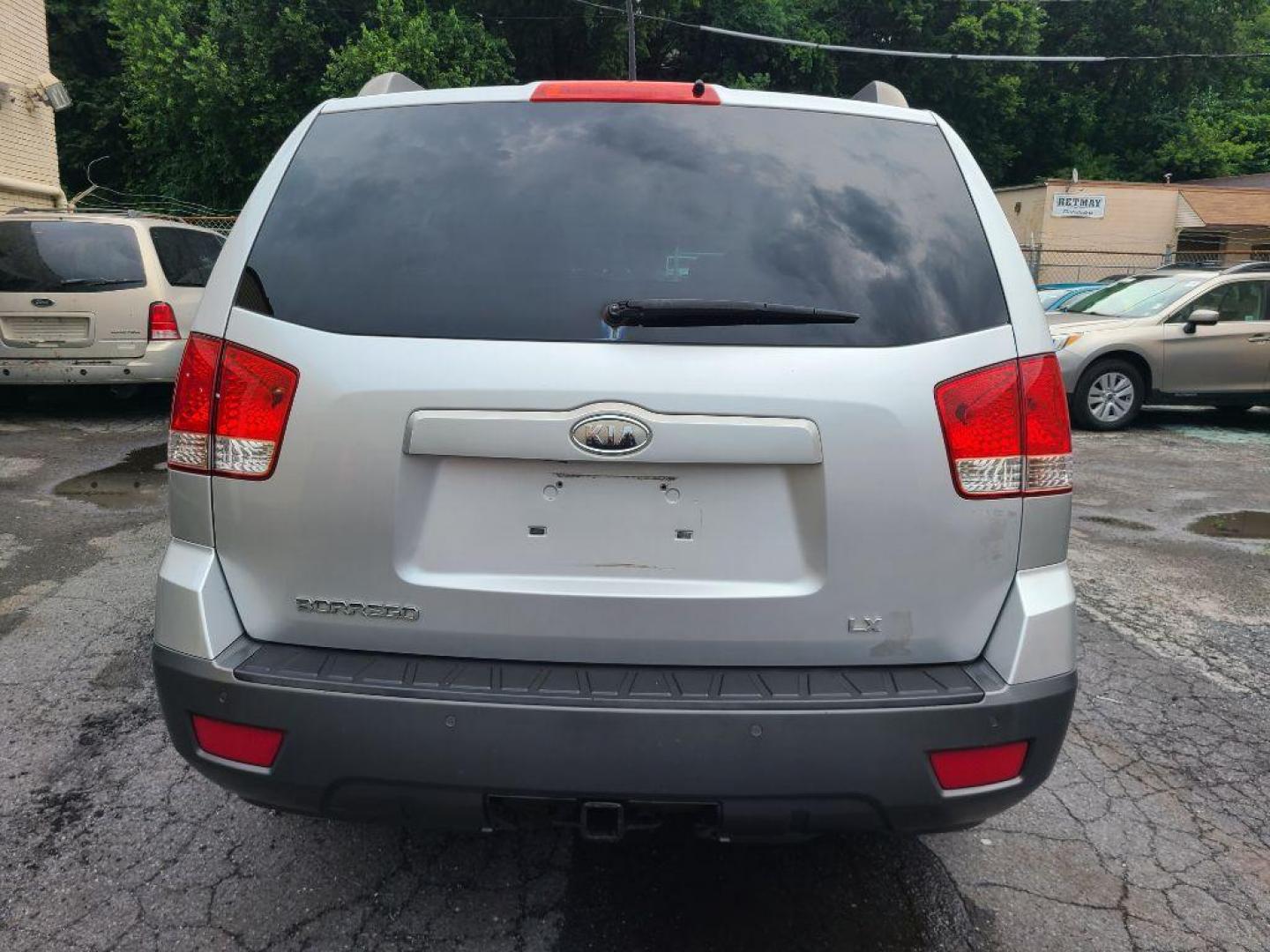 2009 SILVER KIA BORREGO LX (KNDJH741195) with an 3.8L engine, Automatic transmission, located at 117 North Cameron Street, Harrisburg, PA, 17101, (717) 963-8962, 40.267021, -76.875351 - WE FINANCE!!! Good Credit/ Bad Credit/ No Credit - ALL Trade-Ins Welcomed!!! ***Guaranteed Credit Approval*** APPLY ONLINE or CALL us TODAY ;) Internet Prices and Marketplace Prices are SPECIAL discounted ***CASH DEALS*** Retail Prices are higher. Please call us to discuss your cash and finan - Photo#3