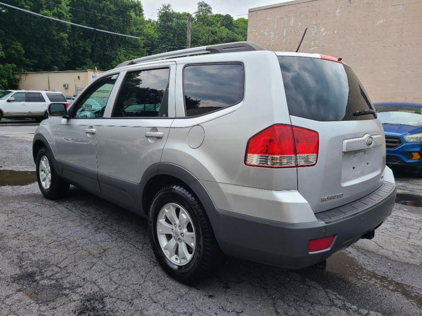 2009 SILVER KIA BORREGO LX (KNDJH741195) with an 3.8L engine, Automatic transmission, located at 117 North Cameron Street, Harrisburg, PA, 17101, (717) 963-8962, 40.267021, -76.875351 - WE FINANCE!!! Good Credit/ Bad Credit/ No Credit - ALL Trade-Ins Welcomed!!! ***Guaranteed Credit Approval*** APPLY ONLINE or CALL us TODAY ;) Internet Prices and Marketplace Prices are SPECIAL discounted ***CASH DEALS*** Retail Prices are higher. Please call us to discuss your cash and finan - Photo#4
