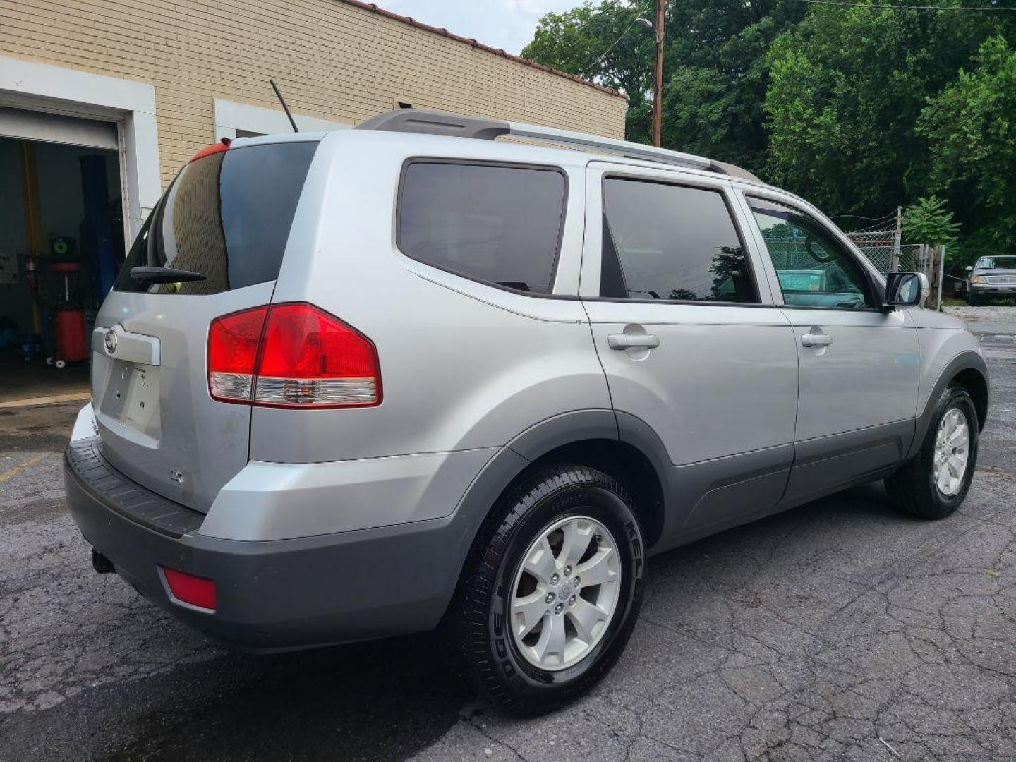 2009 SILVER KIA BORREGO LX (KNDJH741195) with an 3.8L engine, Automatic transmission, located at 117 North Cameron Street, Harrisburg, PA, 17101, (717) 963-8962, 40.267021, -76.875351 - WE FINANCE!!! Good Credit/ Bad Credit/ No Credit - ALL Trade-Ins Welcomed!!! ***Guaranteed Credit Approval*** APPLY ONLINE or CALL us TODAY ;) Internet Prices and Marketplace Prices are SPECIAL discounted ***CASH DEALS*** Retail Prices are higher. Please call us to discuss your cash and finan - Photo#5