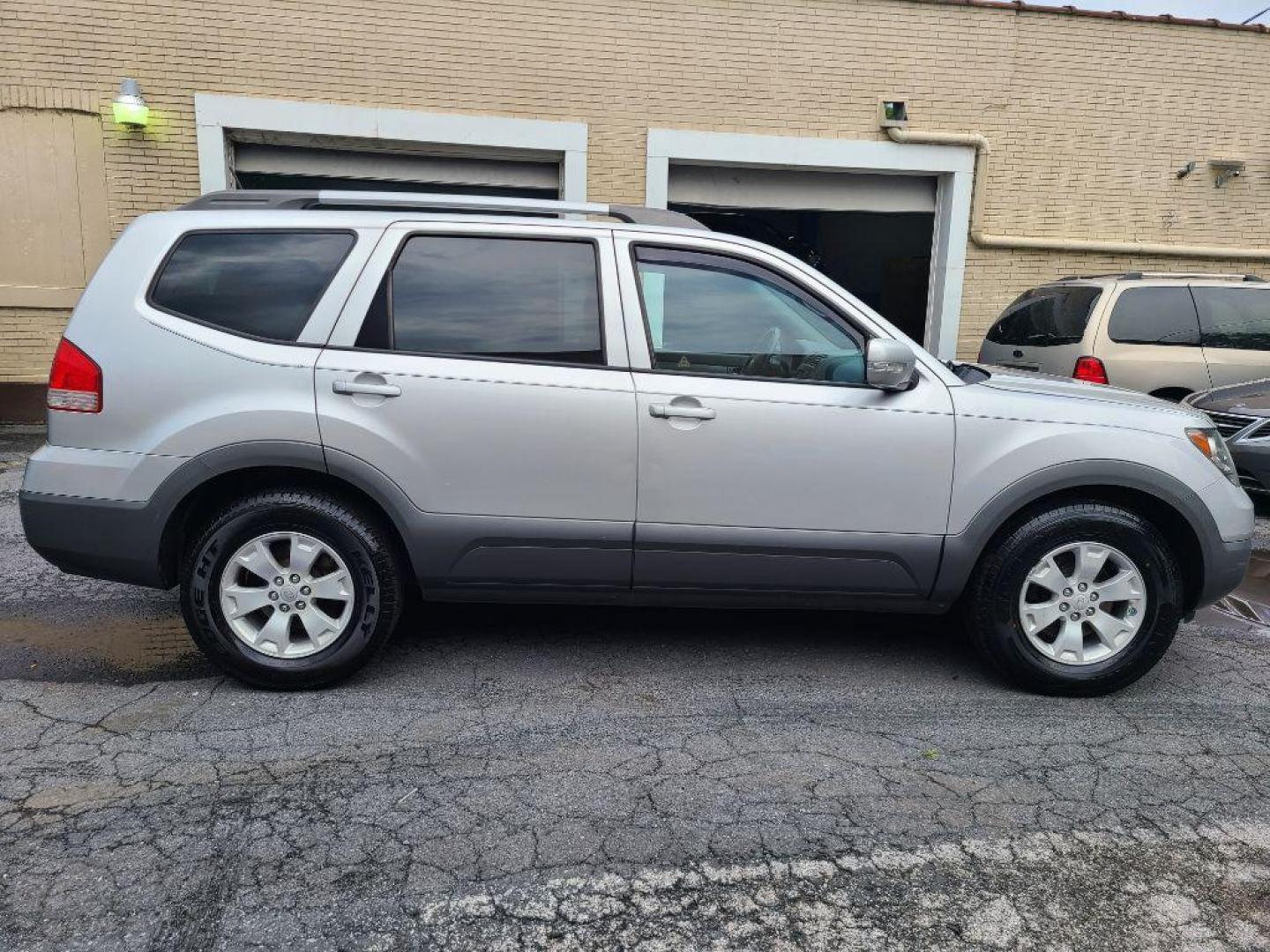 2009 SILVER KIA BORREGO LX (KNDJH741195) with an 3.8L engine, Automatic transmission, located at 117 North Cameron Street, Harrisburg, PA, 17101, (717) 963-8962, 40.267021, -76.875351 - WE FINANCE!!! Good Credit/ Bad Credit/ No Credit - ALL Trade-Ins Welcomed!!! ***Guaranteed Credit Approval*** APPLY ONLINE or CALL us TODAY ;) Internet Prices and Marketplace Prices are SPECIAL discounted ***CASH DEALS*** Retail Prices are higher. Please call us to discuss your cash and finan - Photo#6