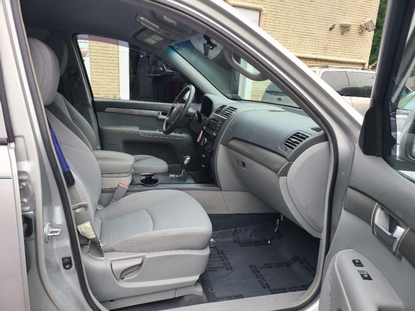 2009 SILVER KIA BORREGO LX (KNDJH741195) with an 3.8L engine, Automatic transmission, located at 117 North Cameron Street, Harrisburg, PA, 17101, (717) 963-8962, 40.267021, -76.875351 - WE FINANCE!!! Good Credit/ Bad Credit/ No Credit - ALL Trade-Ins Welcomed!!! ***Guaranteed Credit Approval*** APPLY ONLINE or CALL us TODAY ;) Internet Prices and Marketplace Prices are SPECIAL discounted ***CASH DEALS*** Retail Prices are higher. Please call us to discuss your cash and finan - Photo#9