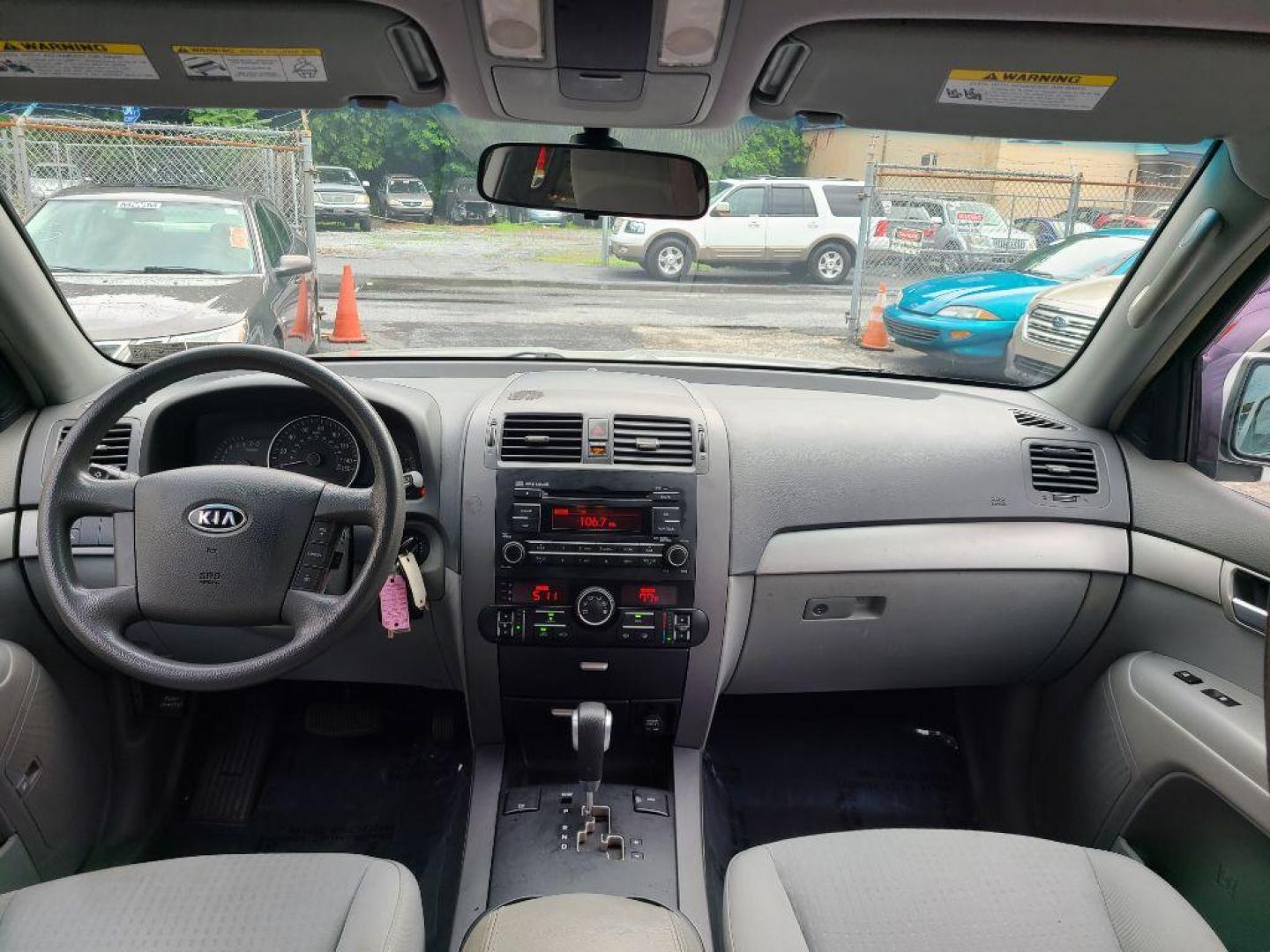 2009 SILVER KIA BORREGO LX (KNDJH741195) with an 3.8L engine, Automatic transmission, located at 117 North Cameron Street, Harrisburg, PA, 17101, (717) 963-8962, 40.267021, -76.875351 - WE FINANCE!!! Good Credit/ Bad Credit/ No Credit - ALL Trade-Ins Welcomed!!! ***Guaranteed Credit Approval*** APPLY ONLINE or CALL us TODAY ;) Internet Prices and Marketplace Prices are SPECIAL discounted ***CASH DEALS*** Retail Prices are higher. Please call us to discuss your cash and finan - Photo#10