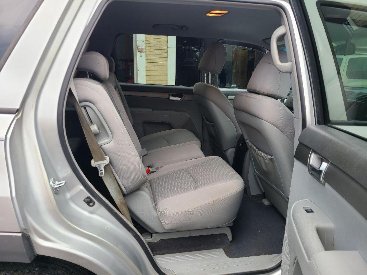 2009 SILVER KIA BORREGO LX (KNDJH741195) with an 3.8L engine, Automatic transmission, located at 117 North Cameron Street, Harrisburg, PA, 17101, (717) 963-8962, 40.267021, -76.875351 - WE FINANCE!!! Good Credit/ Bad Credit/ No Credit - ALL Trade-Ins Welcomed!!! ***Guaranteed Credit Approval*** APPLY ONLINE or CALL us TODAY ;) Internet Prices and Marketplace Prices are SPECIAL discounted ***CASH DEALS*** Retail Prices are higher. Please call us to discuss your cash and finan - Photo#11