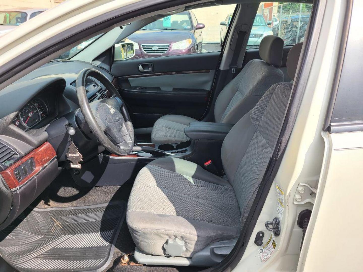 2009 WHITE MITSUBISHI GALANT ES (4A3AB36F09E) with an 2.4L engine, Automatic transmission, located at 117 North Cameron Street, Harrisburg, PA, 17101, (717) 963-8962, 40.267021, -76.875351 - WE FINANCE!!! Good Credit/ Bad Credit/ No Credit - ALL Trade-Ins Welcomed!!! ***Guaranteed Credit Approval*** APPLY ONLINE or CALL us TODAY ;) Internet Prices and Marketplace Prices are SPECIAL discounted ***CASH DEALS*** Retail Prices are higher. Please call us to discuss your cash and finan - Photo#12