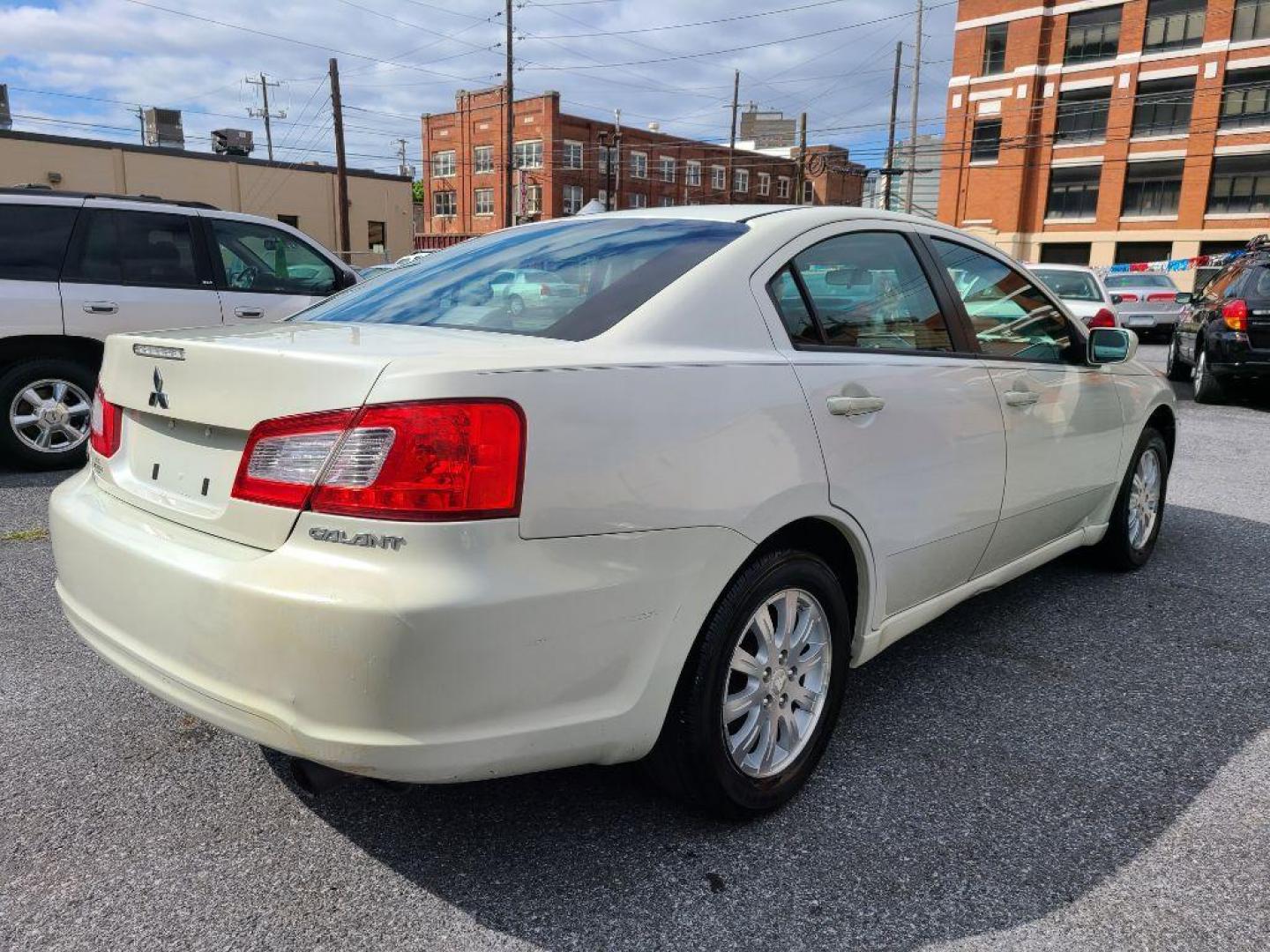 2009 WHITE MITSUBISHI GALANT ES (4A3AB36F09E) with an 2.4L engine, Automatic transmission, located at 117 North Cameron Street, Harrisburg, PA, 17101, (717) 963-8962, 40.267021, -76.875351 - WE FINANCE!!! Good Credit/ Bad Credit/ No Credit - ALL Trade-Ins Welcomed!!! ***Guaranteed Credit Approval*** APPLY ONLINE or CALL us TODAY ;) Internet Prices and Marketplace Prices are SPECIAL discounted ***CASH DEALS*** Retail Prices are higher. Please call us to discuss your cash and finan - Photo#4
