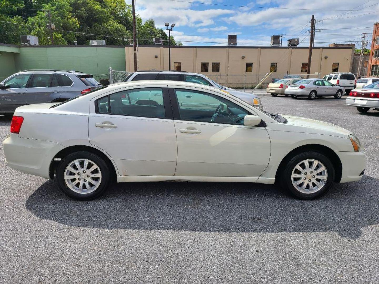 2009 WHITE MITSUBISHI GALANT ES (4A3AB36F09E) with an 2.4L engine, Automatic transmission, located at 117 North Cameron Street, Harrisburg, PA, 17101, (717) 963-8962, 40.267021, -76.875351 - WE FINANCE!!! Good Credit/ Bad Credit/ No Credit - ALL Trade-Ins Welcomed!!! ***Guaranteed Credit Approval*** APPLY ONLINE or CALL us TODAY ;) Internet Prices and Marketplace Prices are SPECIAL discounted ***CASH DEALS*** Retail Prices are higher. Please call us to discuss your cash and finan - Photo#5