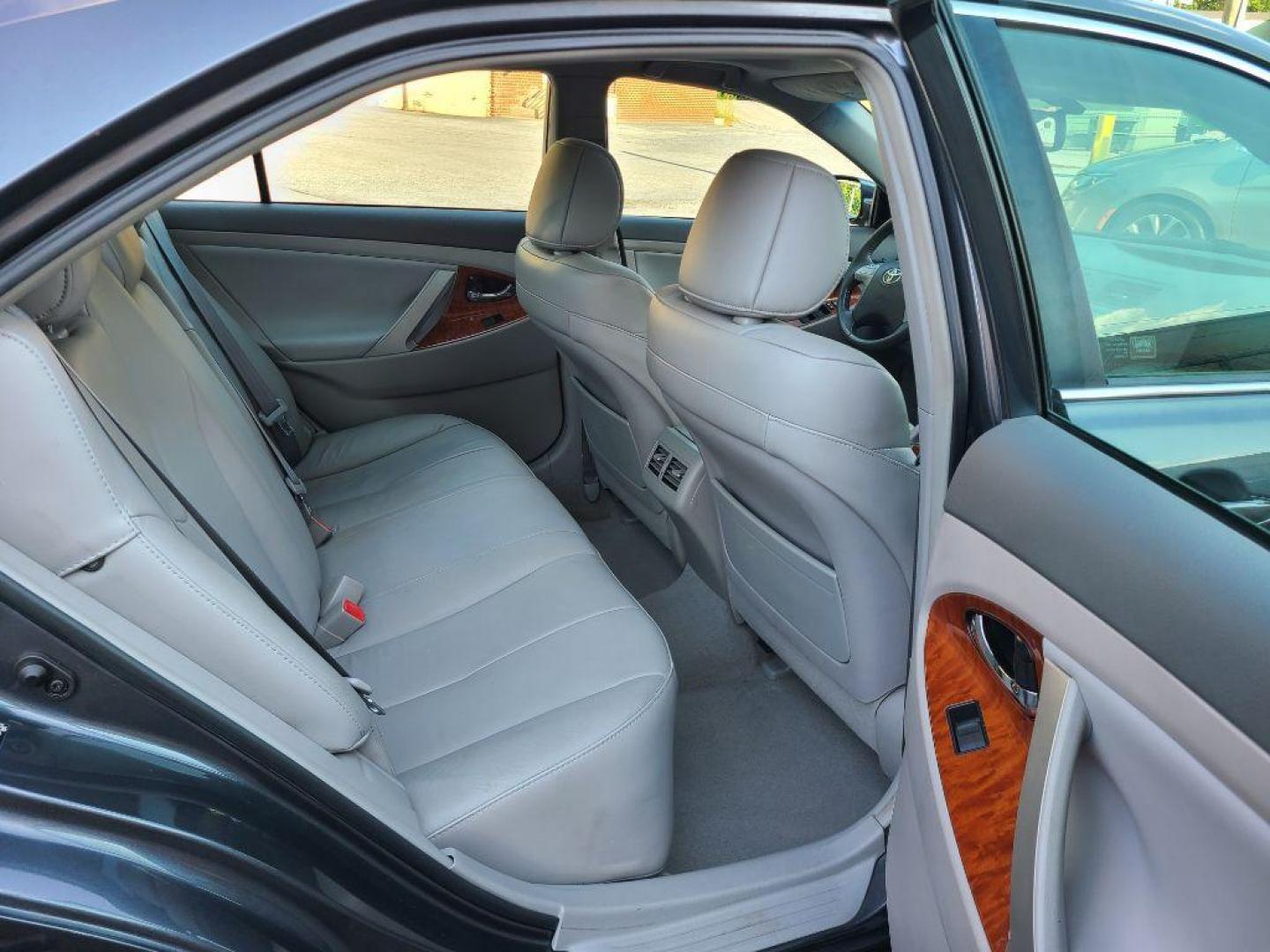 2009 GRAY TOYOTA CAMRY SE (4T1BK46K49U) with an 3.5L engine, Automatic transmission, located at 117 North Cameron Street, Harrisburg, PA, 17101, (717) 963-8962, 40.267021, -76.875351 - Photo#8