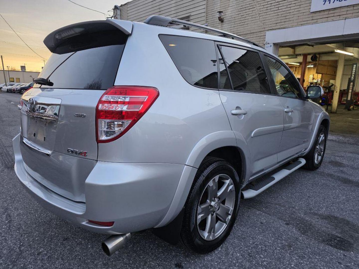 2009 SILVER TOYOTA RAV4 SPORT (JTMBK32V395) with an 3.5L engine, Automatic transmission, located at 117 North Cameron Street, Harrisburg, PA, 17101, (717) 963-8962, 40.267021, -76.875351 - WE FINANCE!!! Good Credit/ Bad Credit/ No Credit - ALL Trade-Ins Welcomed!!! ***Guaranteed Credit Approval*** APPLY ONLINE or CALL us TODAY ;) Please call us to discuss your cash and financing options. - Photo#4