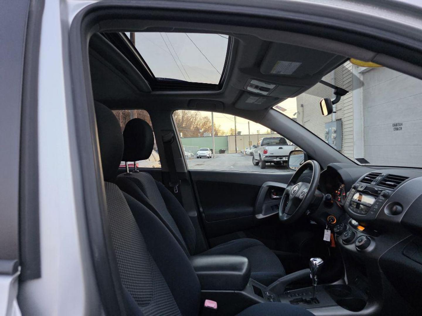 2009 SILVER TOYOTA RAV4 SPORT (JTMBK32V395) with an 3.5L engine, Automatic transmission, located at 117 North Cameron Street, Harrisburg, PA, 17101, (717) 963-8962, 40.267021, -76.875351 - WE FINANCE!!! Good Credit/ Bad Credit/ No Credit - ALL Trade-Ins Welcomed!!! ***Guaranteed Credit Approval*** APPLY ONLINE or CALL us TODAY ;) Please call us to discuss your cash and financing options. - Photo#8