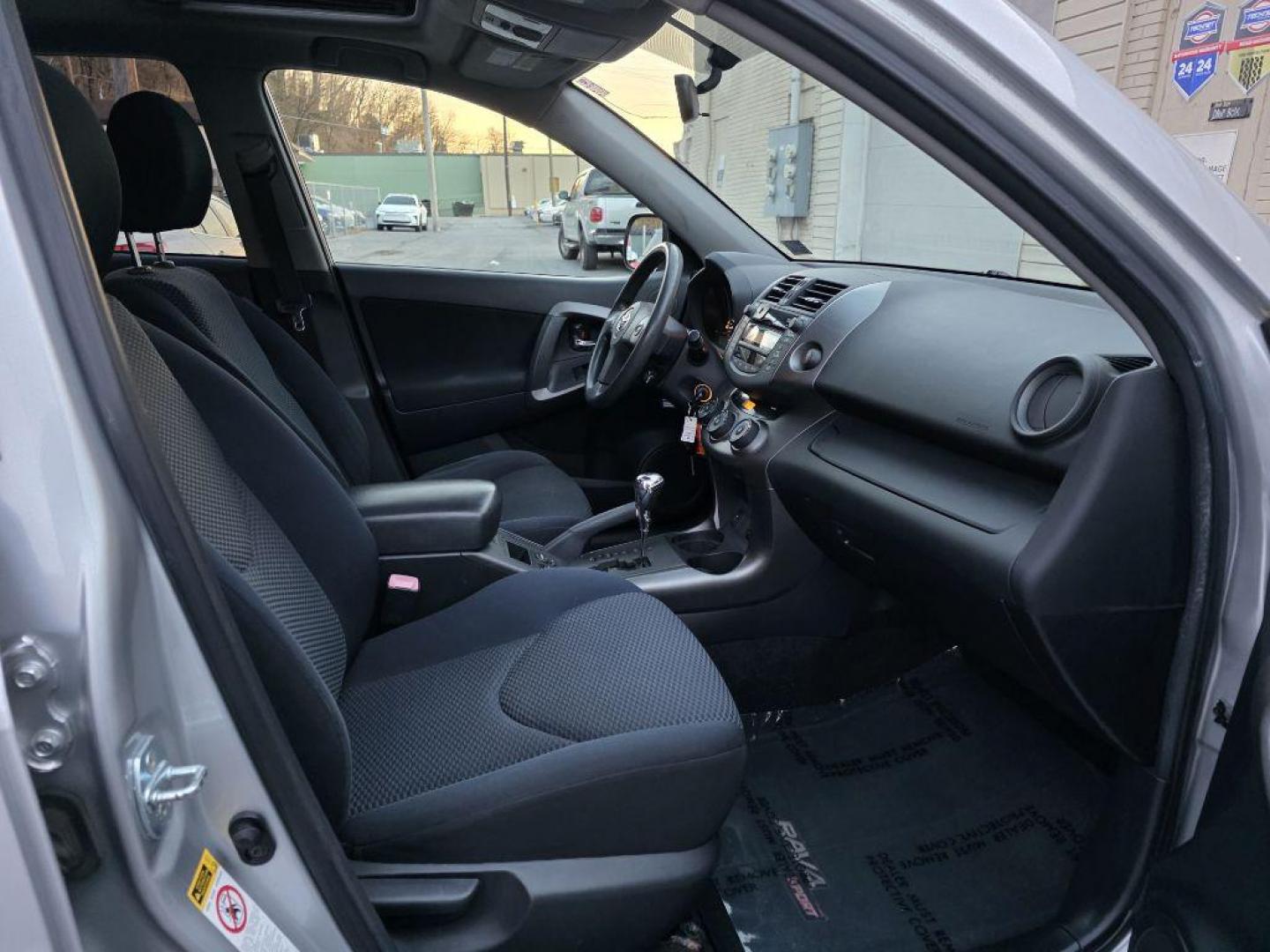 2009 SILVER TOYOTA RAV4 SPORT (JTMBK32V395) with an 3.5L engine, Automatic transmission, located at 117 North Cameron Street, Harrisburg, PA, 17101, (717) 963-8962, 40.267021, -76.875351 - WE FINANCE!!! Good Credit/ Bad Credit/ No Credit - ALL Trade-Ins Welcomed!!! ***Guaranteed Credit Approval*** APPLY ONLINE or CALL us TODAY ;) Please call us to discuss your cash and financing options. - Photo#9