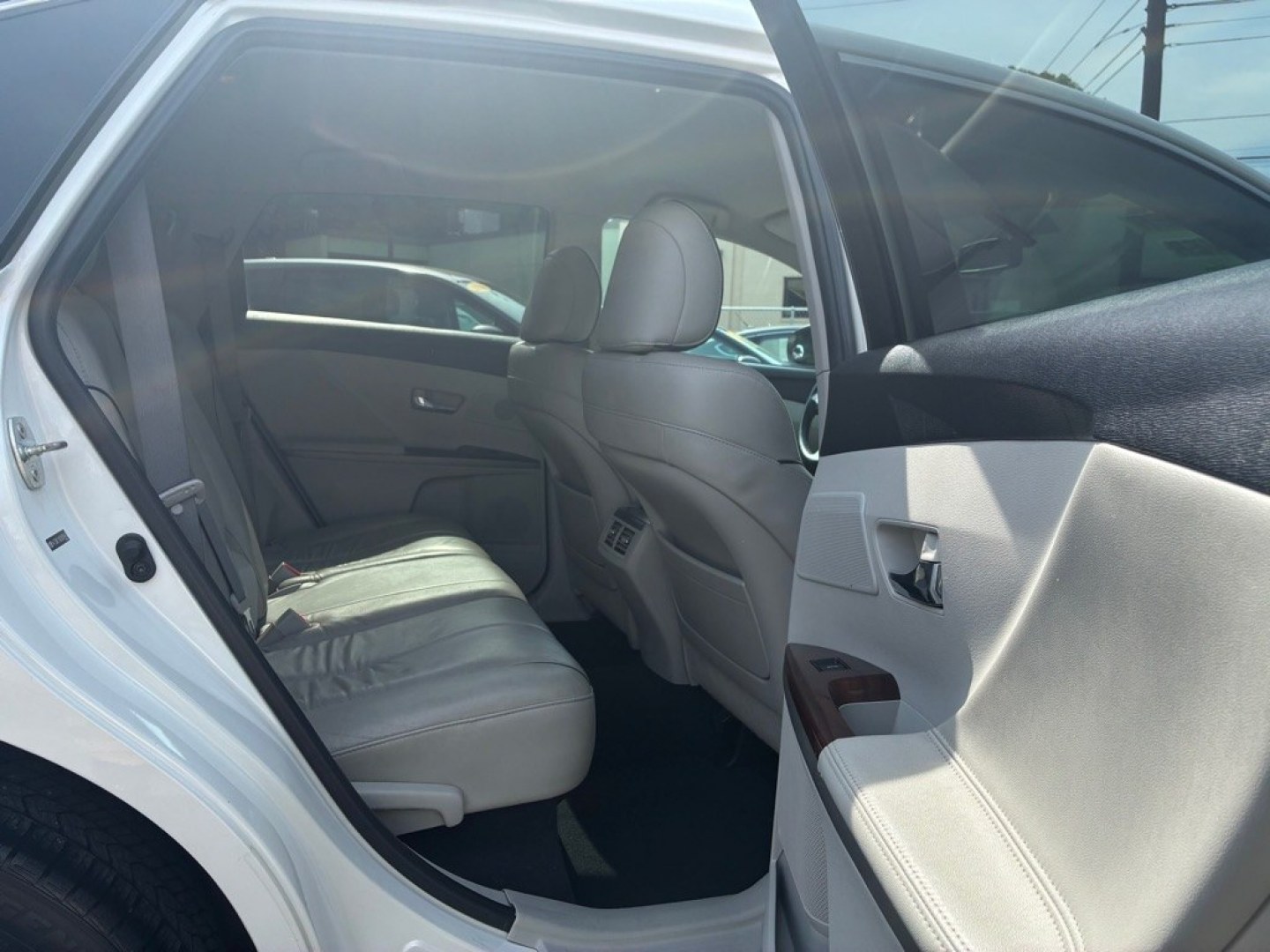 2009 WHITE TOYOTA VENZA (4T3BK11A29U) with an 3.5L engine, Automatic transmission, located at 117 North Cameron Street, Harrisburg, PA, 17101, (717) 963-8962, 40.267021, -76.875351 - WE FINANCE!!! MOST vehicles are available for financing. Good Credit/ Challenged Credit/ No Credit - ALL Trade-Ins Welcomed!!! APPLY ONLINE or CALL us TODAY Please call us to discuss your cash and/or financing options. Thanks for checking our inventory! We're here to help.- Photo#9