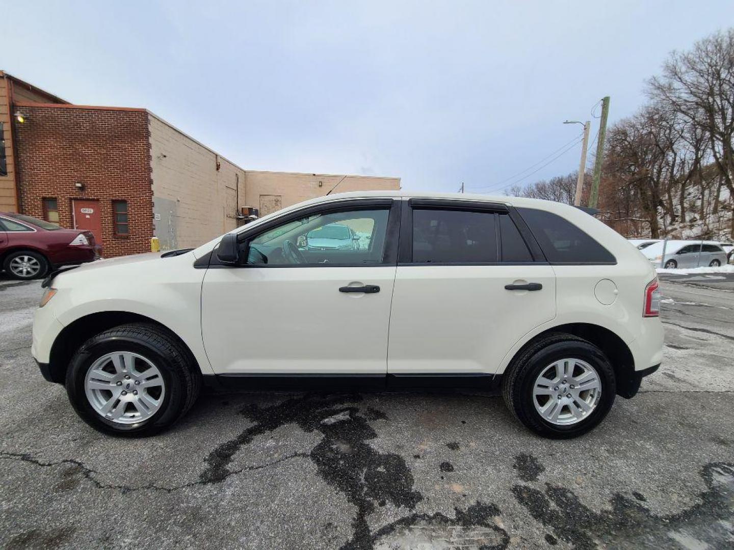 2010 WHITE FORD EDGE SE (2FMDK3GC5AB) with an 3.5L engine, Automatic transmission, located at 117 North Cameron Street, Harrisburg, PA, 17101, (717) 963-8962, 40.267021, -76.875351 - WE FINANCE!!! Good Credit/ Bad Credit/ No Credit - ALL Trade-Ins Welcomed!!! ***Guaranteed Credit Approval*** APPLY ONLINE or CALL us TODAY ;) Internet Prices and Marketplace Prices are SPECIAL discounted ***CASH DEALS*** Retail Prices are higher. Please call us to discuss your cash and finan - Photo#1