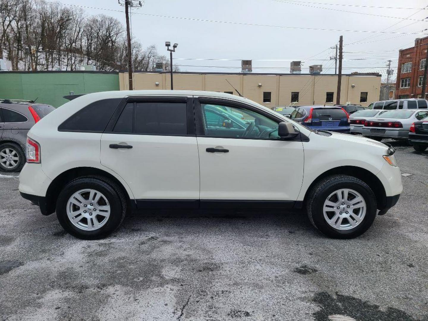 2010 WHITE FORD EDGE SE (2FMDK3GC5AB) with an 3.5L engine, Automatic transmission, located at 117 North Cameron Street, Harrisburg, PA, 17101, (717) 963-8962, 40.267021, -76.875351 - WE FINANCE!!! Good Credit/ Bad Credit/ No Credit - ALL Trade-Ins Welcomed!!! ***Guaranteed Credit Approval*** APPLY ONLINE or CALL us TODAY ;) Internet Prices and Marketplace Prices are SPECIAL discounted ***CASH DEALS*** Retail Prices are higher. Please call us to discuss your cash and finan - Photo#5