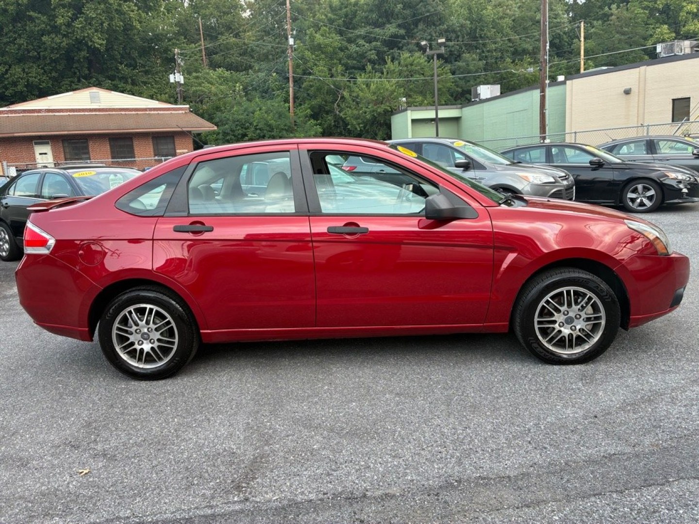 2010 RED FORD FOCUS SE (1FAHP3FN9AW) with an 2.0L engine, Automatic transmission, located at 117 North Cameron Street, Harrisburg, PA, 17101, (717) 963-8962, 40.267021, -76.875351 - WE FINANCE!!! Good Credit/ Challenged Credit/ No Credit - ALL Trade-Ins Welcomed!!! APPLY ONLINE or CALL us TODAY ;) Please call us to discuss your cash and/or financing options.- Photo#5