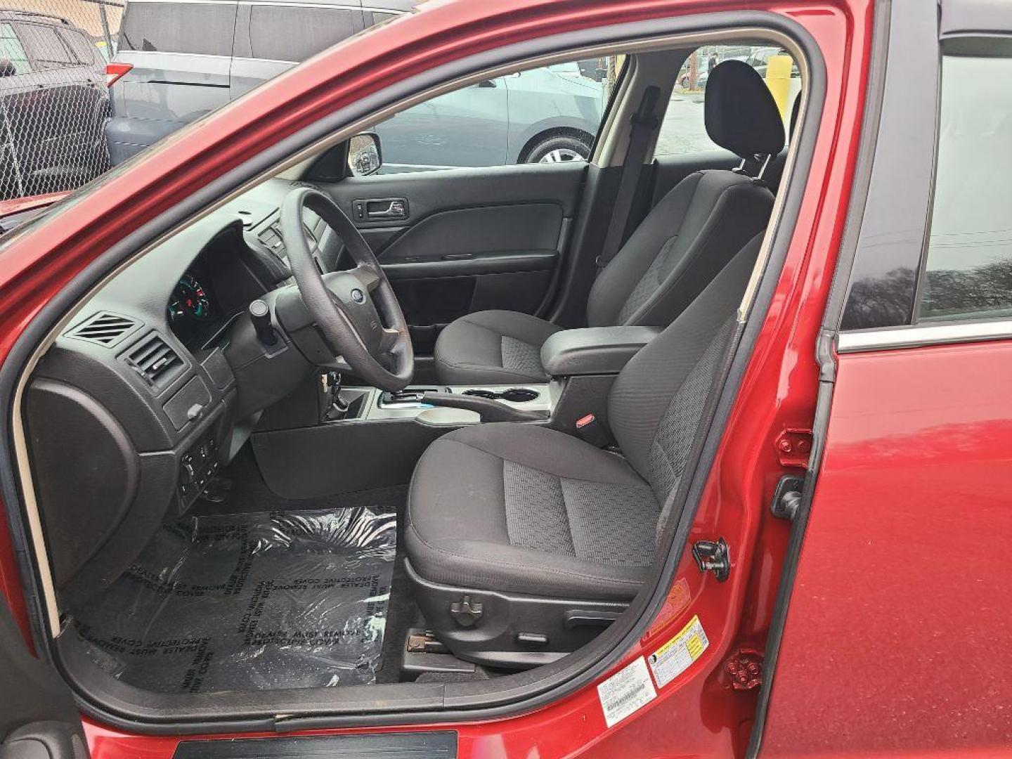 2010 RED FORD FUSION SE (3FAHP0HA7AR) with an 2.5L engine, Automatic transmission, located at 7981 Paxton Street, Harrisburg, PA, 17111, (717) 561-2926, 40.261490, -76.749229 - WE FINANCE!!! Good Credit/ Bad Credit/ No Credit - ALL Trade-Ins Welcomed!!! ***Guaranteed Credit Approval*** APPLY ONLINE or CALL us TODAY ;) Internet Prices and Marketplace Prices are SPECIAL discounted ***CASH DEALS*** Retail Prices are higher. Please call us to discuss your cash and finan - Photo#12