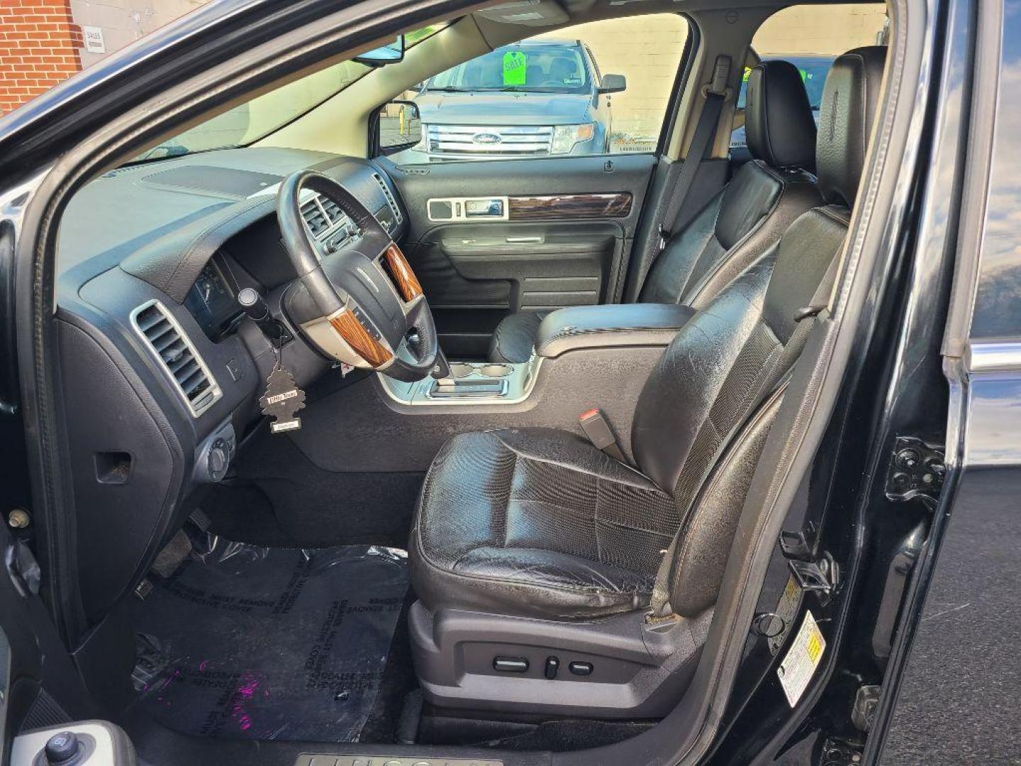 2010 BLACK LINCOLN MKX AWD (2LMDJ8JC2AB) with an 3.5L engine, Automatic transmission, located at 117 North Cameron Street, Harrisburg, PA, 17101, (717) 963-8962, 40.267021, -76.875351 - Photo#13