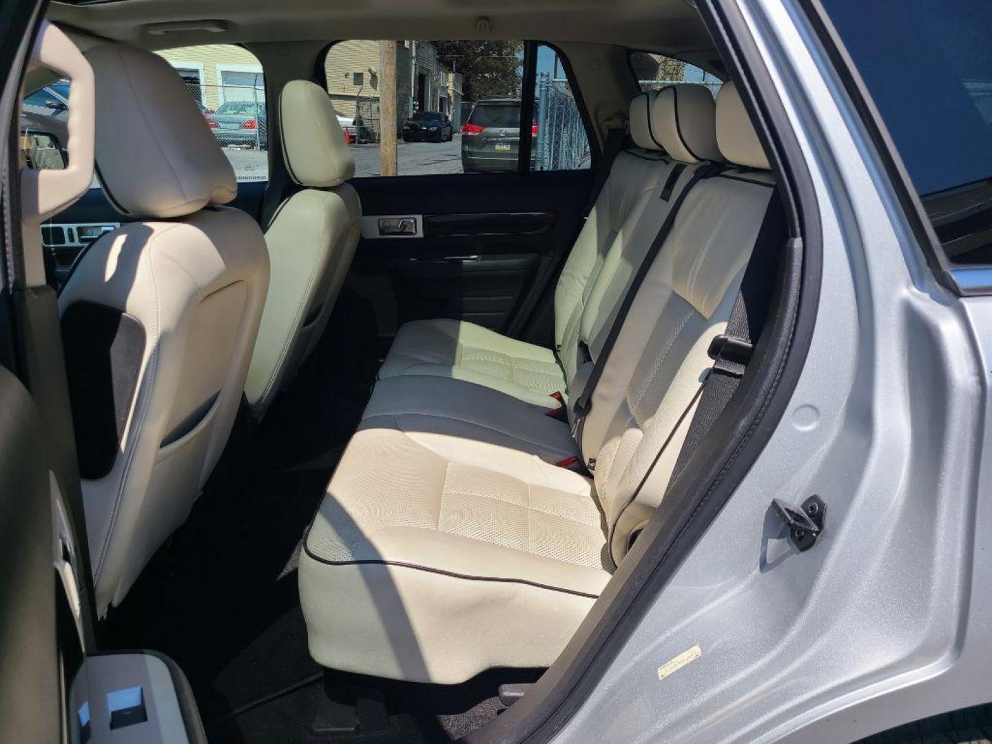 2010 SILVER LINCOLN MKX BASE (2LMDJ8JC3AB) with an 3.5L engine, Automatic transmission, located at 117 North Cameron Street, Harrisburg, PA, 17101, (717) 963-8962, 40.267021, -76.875351 - WE FINANCE!!! Good Credit/ Bad Credit/ No Credit - ALL Trade-Ins Welcomed!!! ***Guaranteed Credit Approval*** APPLY ONLINE or CALL us TODAY ;) Internet Prices and Marketplace Prices are SPECIAL discounted ***CASH DEALS*** Retail Prices are higher. Please call us to discuss your cash and finan - Photo#10