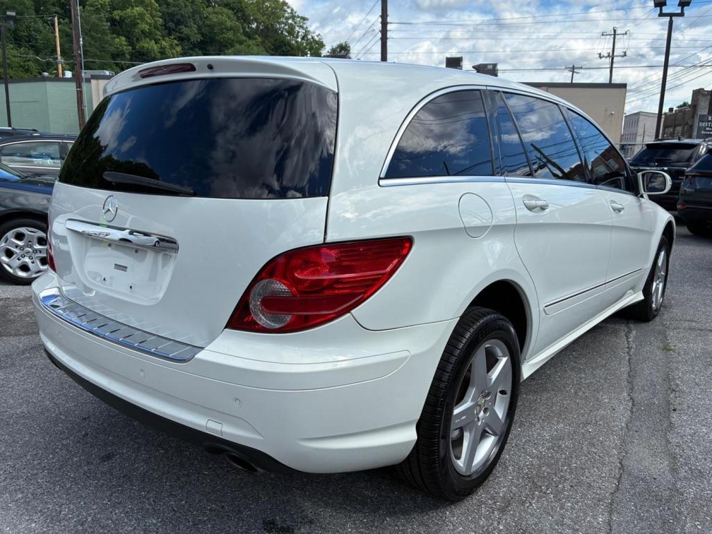 2010 WHITE MERCEDES-BENZ R-CLASS R350 4MATIC (4JGCB6FE0AA) with an 3.5L engine, Automatic transmission, located at 117 North Cameron Street, Harrisburg, PA, 17101, (717) 963-8962, 40.267021, -76.875351 - WE FINANCE!!! MOST vehicles are available for financing. Good Credit/ Challenged Credit/ No Credit - ALL Trade-Ins Welcomed!!! APPLY ONLINE or CALL us TODAY Please call us to discuss your cash and/or financing options. Thanks for checking our inventory! We're here to help.- Photo#4