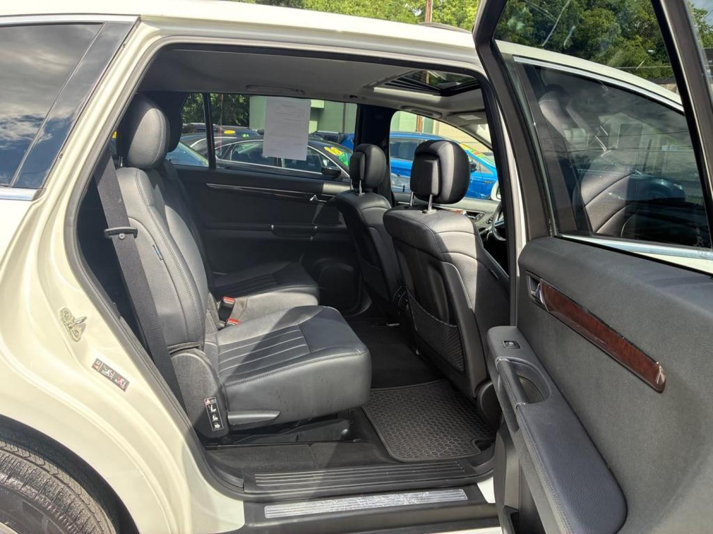 2010 WHITE MERCEDES-BENZ R-CLASS R350 4MATIC (4JGCB6FE0AA) with an 3.5L engine, Automatic transmission, located at 117 North Cameron Street, Harrisburg, PA, 17101, (717) 963-8962, 40.267021, -76.875351 - WE FINANCE!!! MOST vehicles are available for financing. Good Credit/ Challenged Credit/ No Credit - ALL Trade-Ins Welcomed!!! APPLY ONLINE or CALL us TODAY Please call us to discuss your cash and/or financing options. Thanks for checking our inventory! We're here to help.- Photo#9