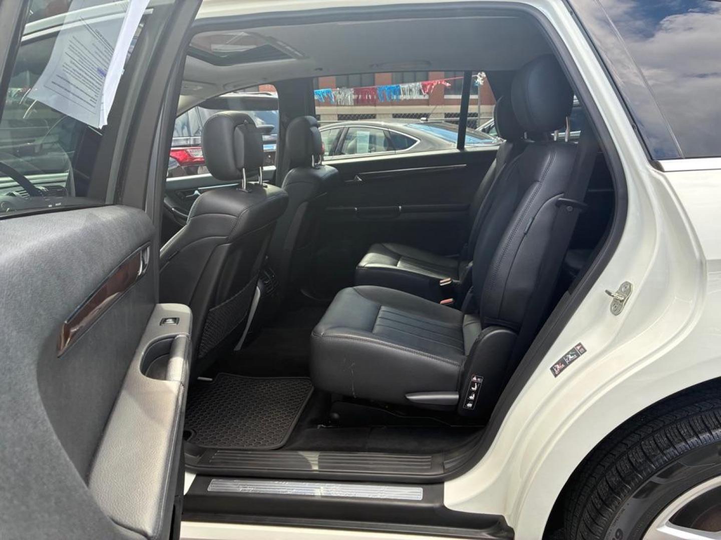 2010 WHITE MERCEDES-BENZ R-CLASS R350 4MATIC (4JGCB6FE0AA) with an 3.5L engine, Automatic transmission, located at 117 North Cameron Street, Harrisburg, PA, 17101, (717) 963-8962, 40.267021, -76.875351 - WE FINANCE!!! MOST vehicles are available for financing. Good Credit/ Challenged Credit/ No Credit - ALL Trade-Ins Welcomed!!! APPLY ONLINE or CALL us TODAY Please call us to discuss your cash and/or financing options. Thanks for checking our inventory! We're here to help.- Photo#12