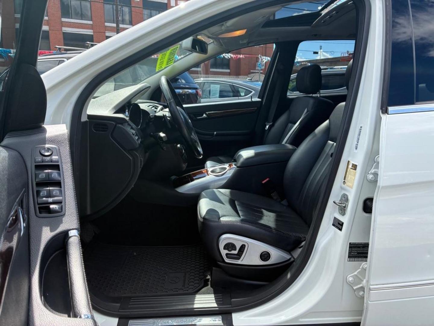 2010 WHITE MERCEDES-BENZ R-CLASS R350 4MATIC (4JGCB6FE0AA) with an 3.5L engine, Automatic transmission, located at 117 North Cameron Street, Harrisburg, PA, 17101, (717) 963-8962, 40.267021, -76.875351 - WE FINANCE!!! MOST vehicles are available for financing. Good Credit/ Challenged Credit/ No Credit - ALL Trade-Ins Welcomed!!! APPLY ONLINE or CALL us TODAY Please call us to discuss your cash and/or financing options. Thanks for checking our inventory! We're here to help.- Photo#15