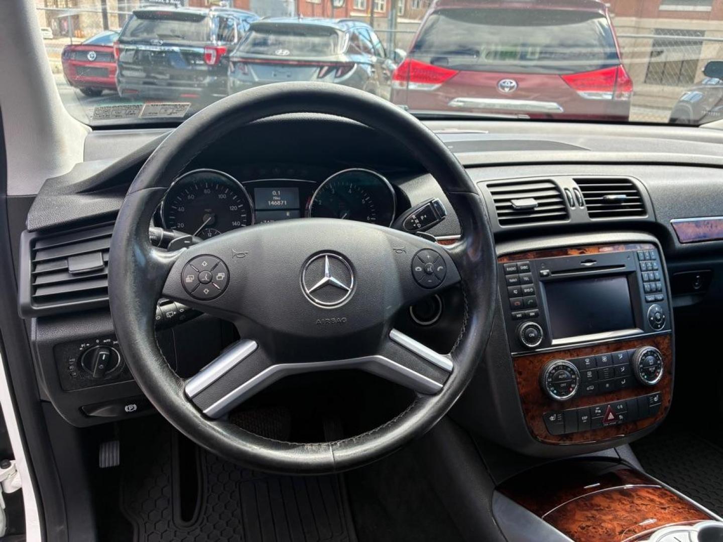 2010 WHITE MERCEDES-BENZ R-CLASS R350 4MATIC (4JGCB6FE0AA) with an 3.5L engine, Automatic transmission, located at 117 North Cameron Street, Harrisburg, PA, 17101, (717) 963-8962, 40.267021, -76.875351 - WE FINANCE!!! MOST vehicles are available for financing. Good Credit/ Challenged Credit/ No Credit - ALL Trade-Ins Welcomed!!! APPLY ONLINE or CALL us TODAY Please call us to discuss your cash and/or financing options. Thanks for checking our inventory! We're here to help.- Photo#16