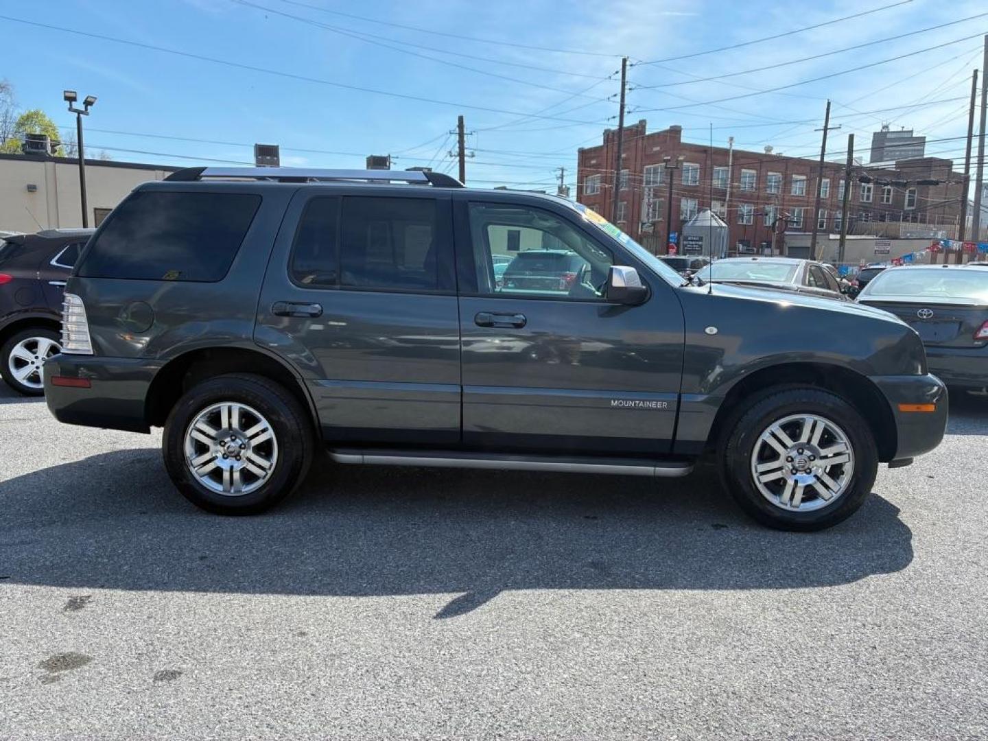 2010 GRAY MERCURY MOUNTAINEER PREMIER (4M2EN4JE6AU) with an 4.0L engine, Automatic transmission, located at 117 North Cameron Street, Harrisburg, PA, 17101, (717) 963-8962, 40.267021, -76.875351 - WE FINANCE!!! Good Credit/ Challenged Credit/ No Credit - ALL Trade-Ins Welcomed!!! APPLY ONLINE or CALL us TODAY ;) Please call us to discuss your cash and/or financing options. - Photo#5