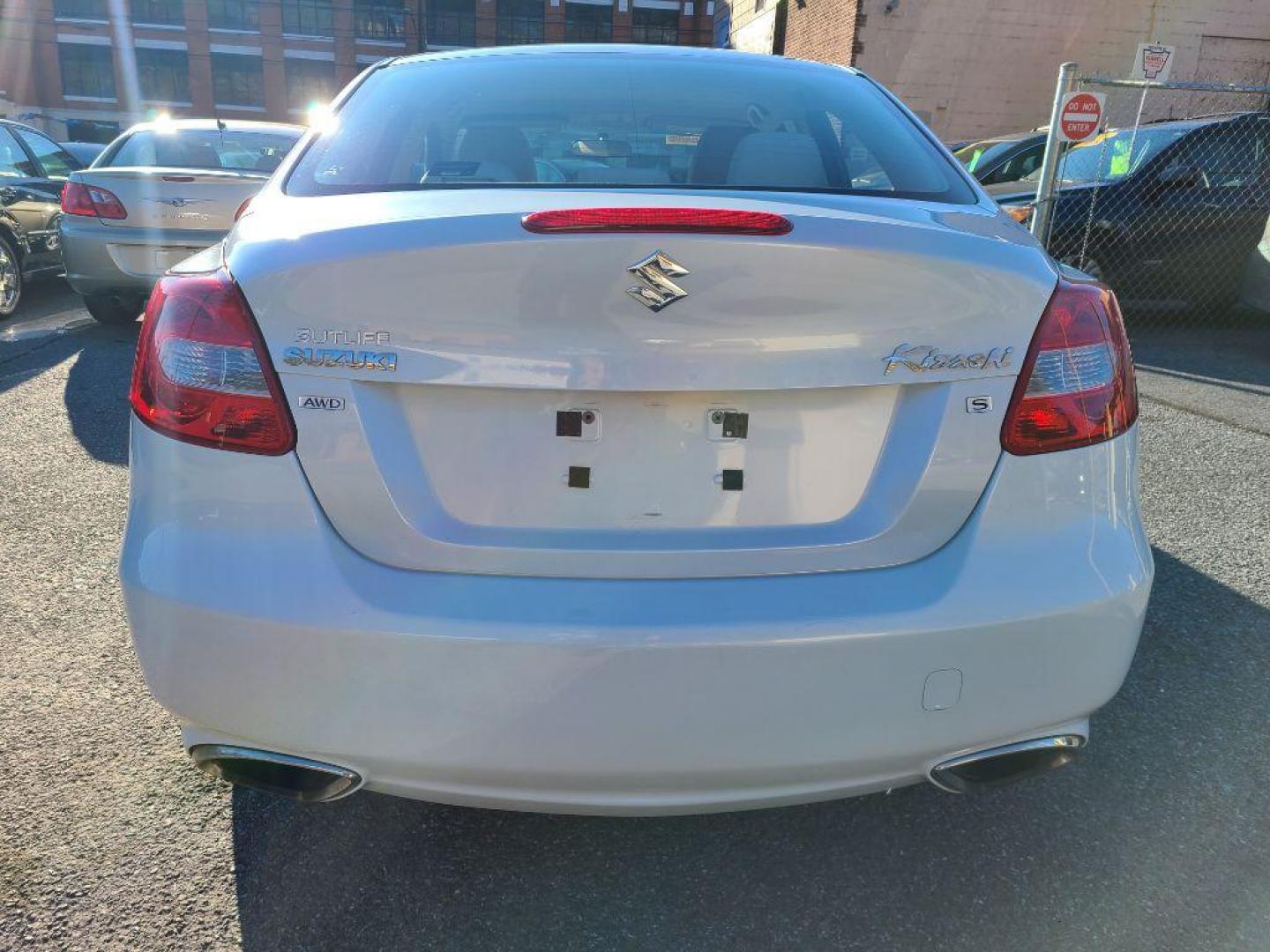 2010 WHITE SUZUKI KIZASHI S (JS2RF9A16A6) with an 2.4L engine, Continuously Variable transmission, located at 117 North Cameron Street, Harrisburg, PA, 17101, (717) 963-8962, 40.267021, -76.875351 - WE FINANCE!!! Good Credit/ Bad Credit/ No Credit - ALL Trade-Ins Welcomed!!! ***Guaranteed Credit Approval*** APPLY ONLINE or CALL us TODAY ;) Internet Prices and Marketplace Prices are SPECIAL discounted ***CASH DEALS*** Retail Prices are higher. Please call us to discuss your cash and finan - Photo#3