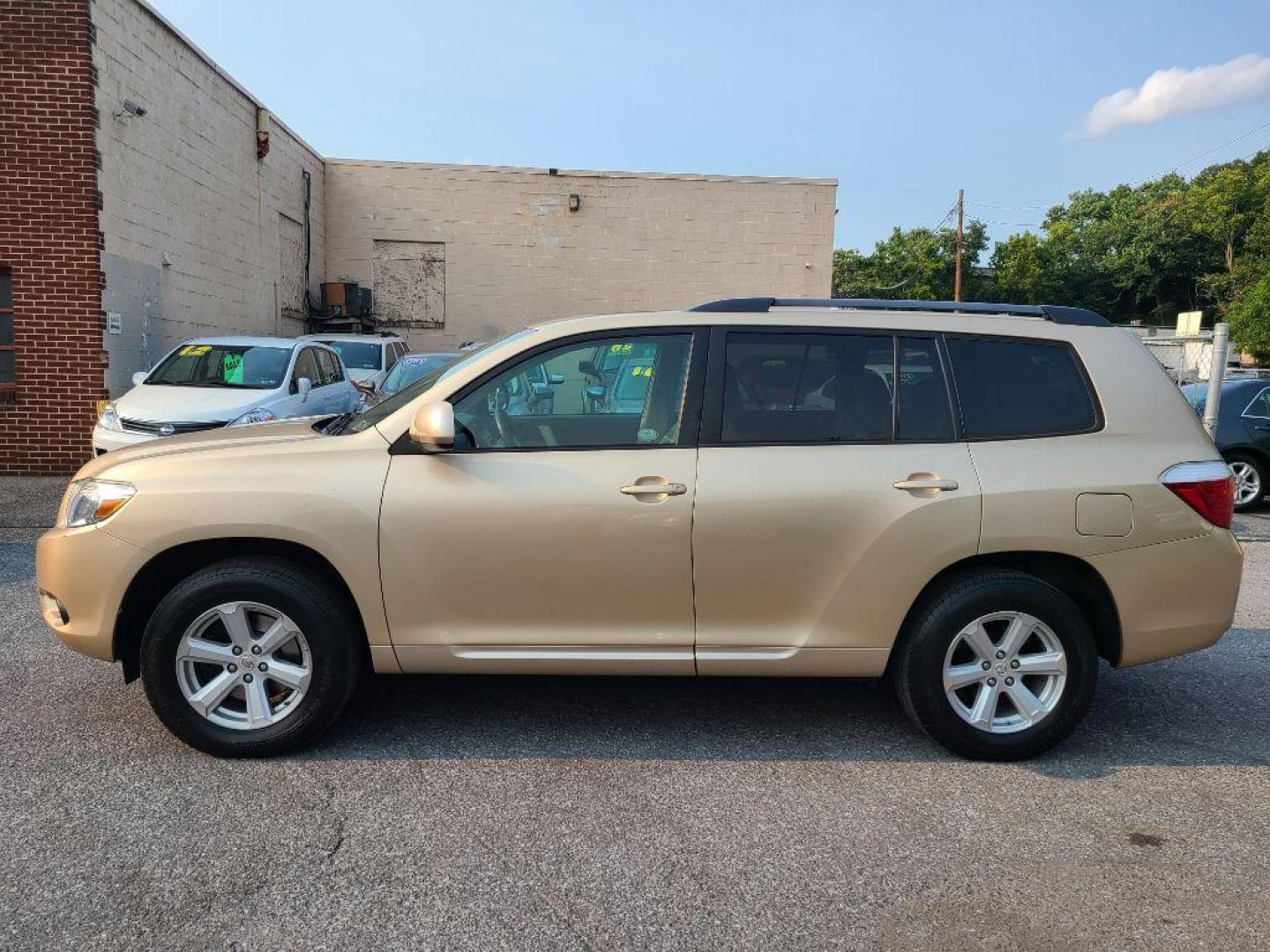 2010 BEIGE TOYOTA HIGHLANDER BASE (5TDBK3EH4AS) with an 3.5L engine, Automatic transmission, located at 7981 Paxton Street, Harrisburg, PA, 17111, (717) 561-2926, 40.261490, -76.749229 - WE FINANCE!!! Good Credit/ Bad Credit/ No Credit - ALL Trade-Ins Welcomed!!! ***Guaranteed Credit Approval*** APPLY ONLINE or CALL us TODAY ;) Internet Prices and Marketplace Prices are SPECIAL discounted ***CASH DEALS*** Retail Prices are higher. Please call us to discuss your cash and finan - Photo#1