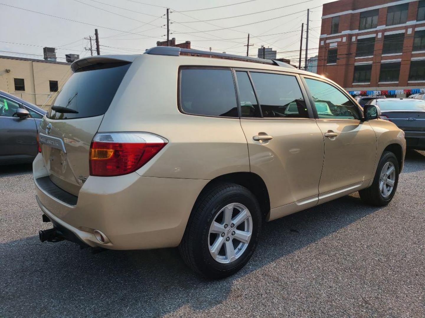 2010 BEIGE TOYOTA HIGHLANDER BASE (5TDBK3EH4AS) with an 3.5L engine, Automatic transmission, located at 7981 Paxton Street, Harrisburg, PA, 17111, (717) 561-2926, 40.261490, -76.749229 - WE FINANCE!!! Good Credit/ Bad Credit/ No Credit - ALL Trade-Ins Welcomed!!! ***Guaranteed Credit Approval*** APPLY ONLINE or CALL us TODAY ;) Internet Prices and Marketplace Prices are SPECIAL discounted ***CASH DEALS*** Retail Prices are higher. Please call us to discuss your cash and finan - Photo#4