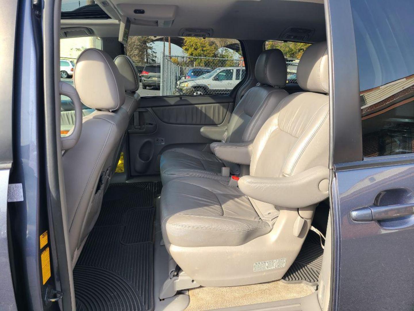 2010 GRAY TOYOTA SIENNA XLE LIMITED (5TDDK4CC1AS) with an 3.5L engine, Automatic transmission, located at 117 North Cameron Street, Harrisburg, PA, 17101, (717) 963-8962, 40.267021, -76.875351 - WE FINANCE!!! Good Credit/ Bad Credit/ No Credit - ALL Trade-Ins Welcomed!!! ***Guaranteed Credit Approval*** APPLY ONLINE or CALL us TODAY ;) Internet Prices and Marketplace Prices are SPECIAL discounted ***CASH DEALS*** Retail Prices are higher. Please call us to discuss your cash and finan - Photo#15