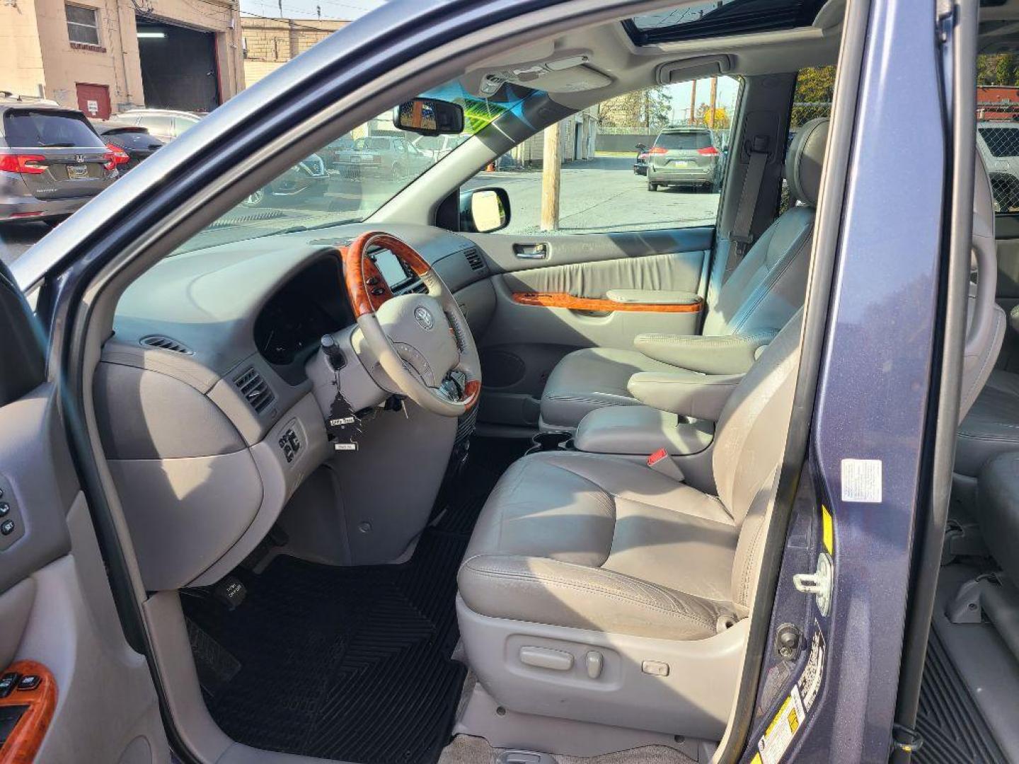2010 GRAY TOYOTA SIENNA XLE LIMITED (5TDDK4CC1AS) with an 3.5L engine, Automatic transmission, located at 117 North Cameron Street, Harrisburg, PA, 17101, (717) 963-8962, 40.267021, -76.875351 - WE FINANCE!!! Good Credit/ Bad Credit/ No Credit - ALL Trade-Ins Welcomed!!! ***Guaranteed Credit Approval*** APPLY ONLINE or CALL us TODAY ;) Internet Prices and Marketplace Prices are SPECIAL discounted ***CASH DEALS*** Retail Prices are higher. Please call us to discuss your cash and finan - Photo#16