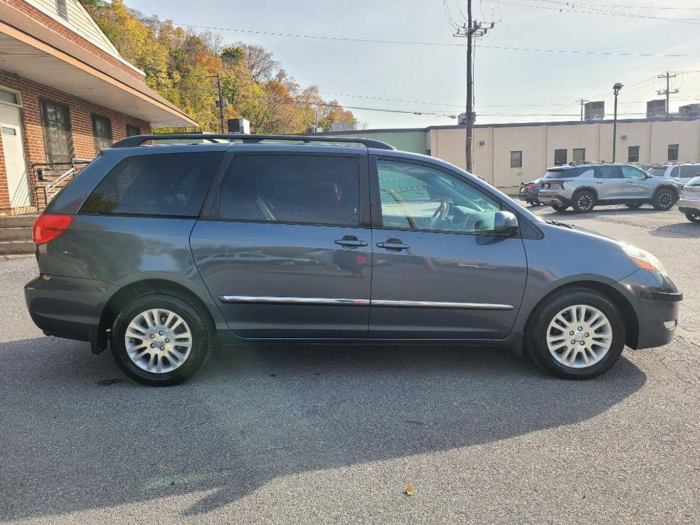 2010 GRAY TOYOTA SIENNA XLE LIMITED (5TDDK4CC1AS) with an 3.5L engine, Automatic transmission, located at 117 North Cameron Street, Harrisburg, PA, 17101, (717) 963-8962, 40.267021, -76.875351 - WE FINANCE!!! Good Credit/ Bad Credit/ No Credit - ALL Trade-Ins Welcomed!!! ***Guaranteed Credit Approval*** APPLY ONLINE or CALL us TODAY ;) Internet Prices and Marketplace Prices are SPECIAL discounted ***CASH DEALS*** Retail Prices are higher. Please call us to discuss your cash and finan - Photo#5