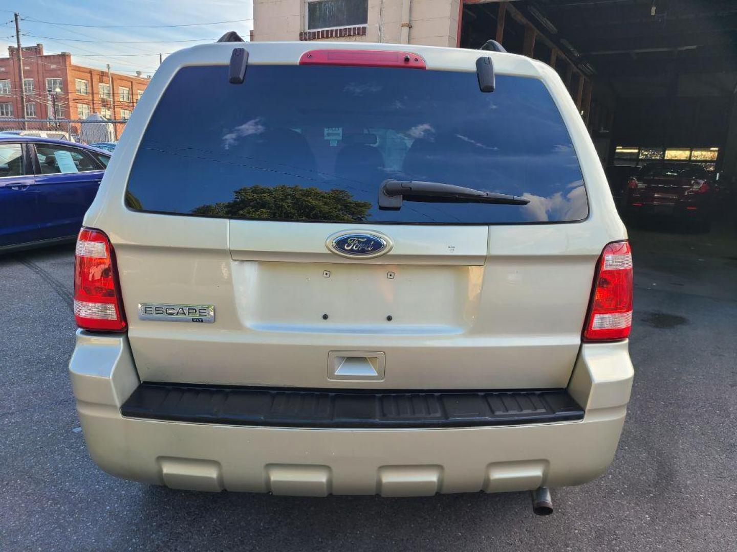 2011 GOLD FORD ESCAPE XLT (1FMCU0D75BK) with an 2.5L engine, Automatic transmission, located at 117 North Cameron Street, Harrisburg, PA, 17101, (717) 963-8962, 40.267021, -76.875351 - WE FINANCE!!! Good Credit/ Bad Credit/ No Credit - ALL Trade-Ins Welcomed!!! ***Guaranteed Credit Approval*** APPLY ONLINE or CALL us TODAY ;) Internet Prices and Marketplace Prices are SPECIAL discounted ***CASH DEALS*** Retail Prices are higher. Please call us to discuss your cash and finan - Photo#3