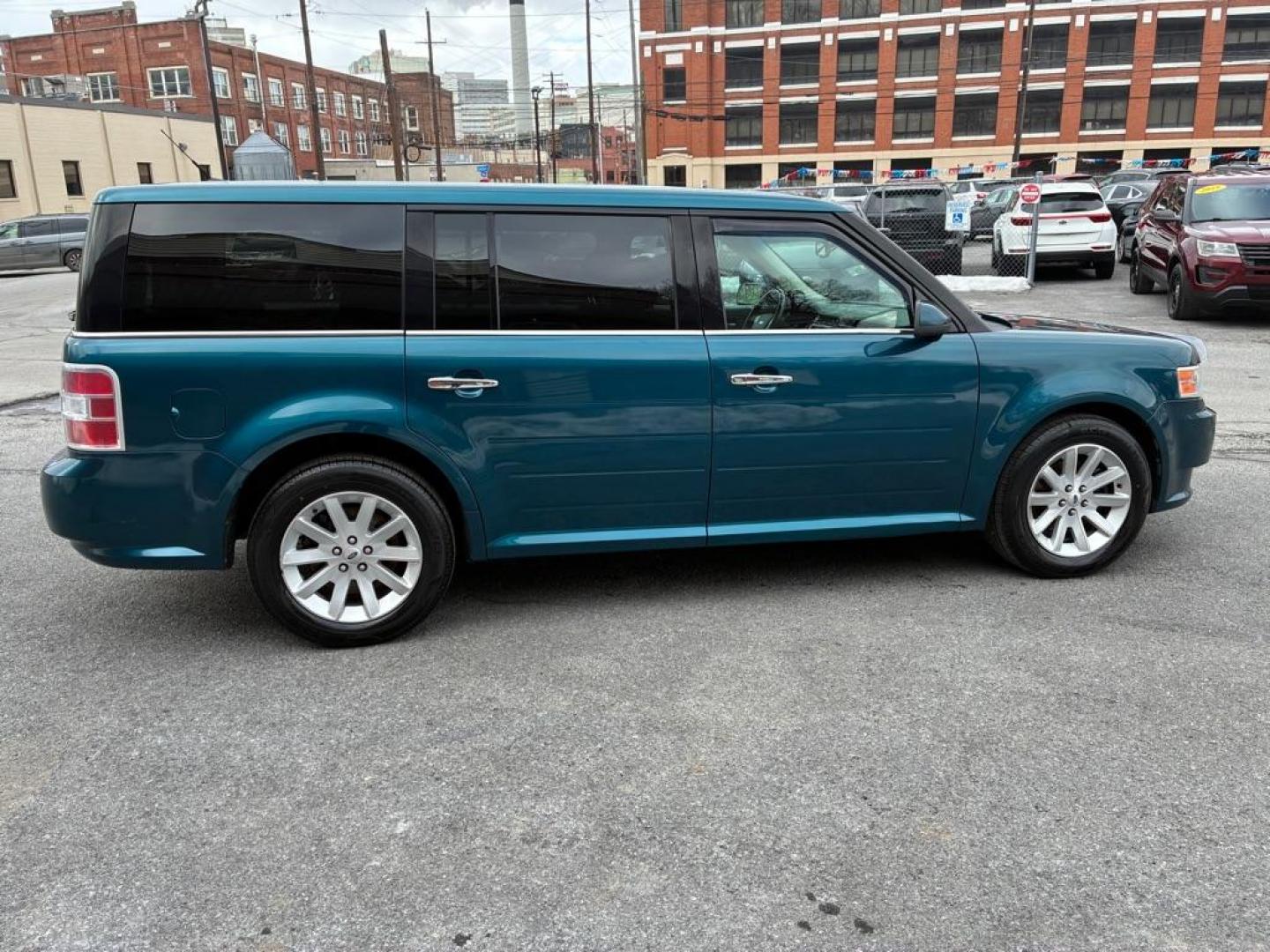 2011 BLUE FORD FLEX SEL (2FMHK6CC4BB) with an 3.5L engine, Automatic transmission, located at 117 North Cameron Street, Harrisburg, PA, 17101, (717) 963-8962, 40.267021, -76.875351 - WE FINANCE!!! Good Credit/ Challenged Credit/ No Credit - ALL Trade-Ins Welcomed!!! APPLY ONLINE or CALL us TODAY ;) Please call us to discuss your cash and/or financing options. - Photo#6