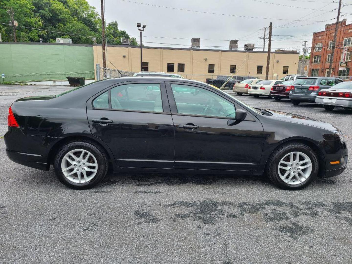2011 BLACK FORD FUSION S (3FAHP0GAXBR) with an 2.5L engine, Automatic transmission, located at 117 North Cameron Street, Harrisburg, PA, 17101, (717) 963-8962, 40.267021, -76.875351 - WE FINANCE!!! Good Credit/ Bad Credit/ No Credit - ALL Trade-Ins Welcomed!!! ***Guaranteed Credit Approval*** APPLY ONLINE or CALL us TODAY ;) Internet Prices and Marketplace Prices are SPECIAL discounted ***CASH DEALS*** Retail Prices are higher. Please call us to discuss your cash and finan - Photo#5