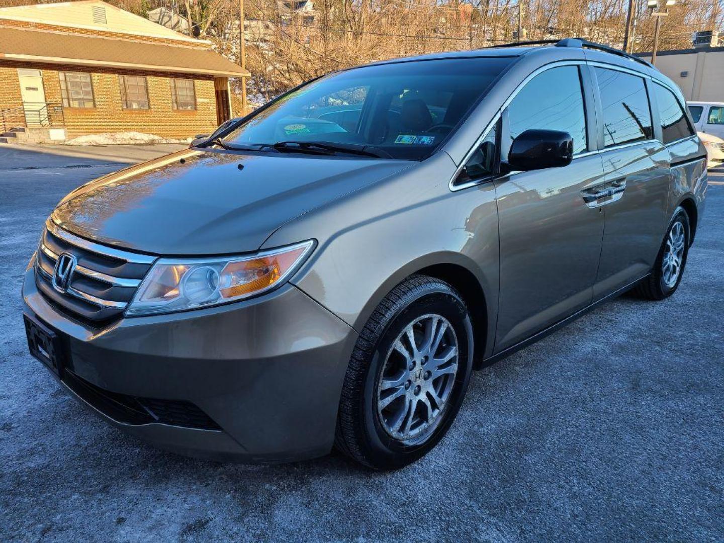 2011 GOLD HONDA ODYSSEY EXL (5FNRL5H65BB) with an 3.5L engine, Automatic transmission, located at 117 North Cameron Street, Harrisburg, PA, 17101, (717) 963-8962, 40.267021, -76.875351 - Photo#0