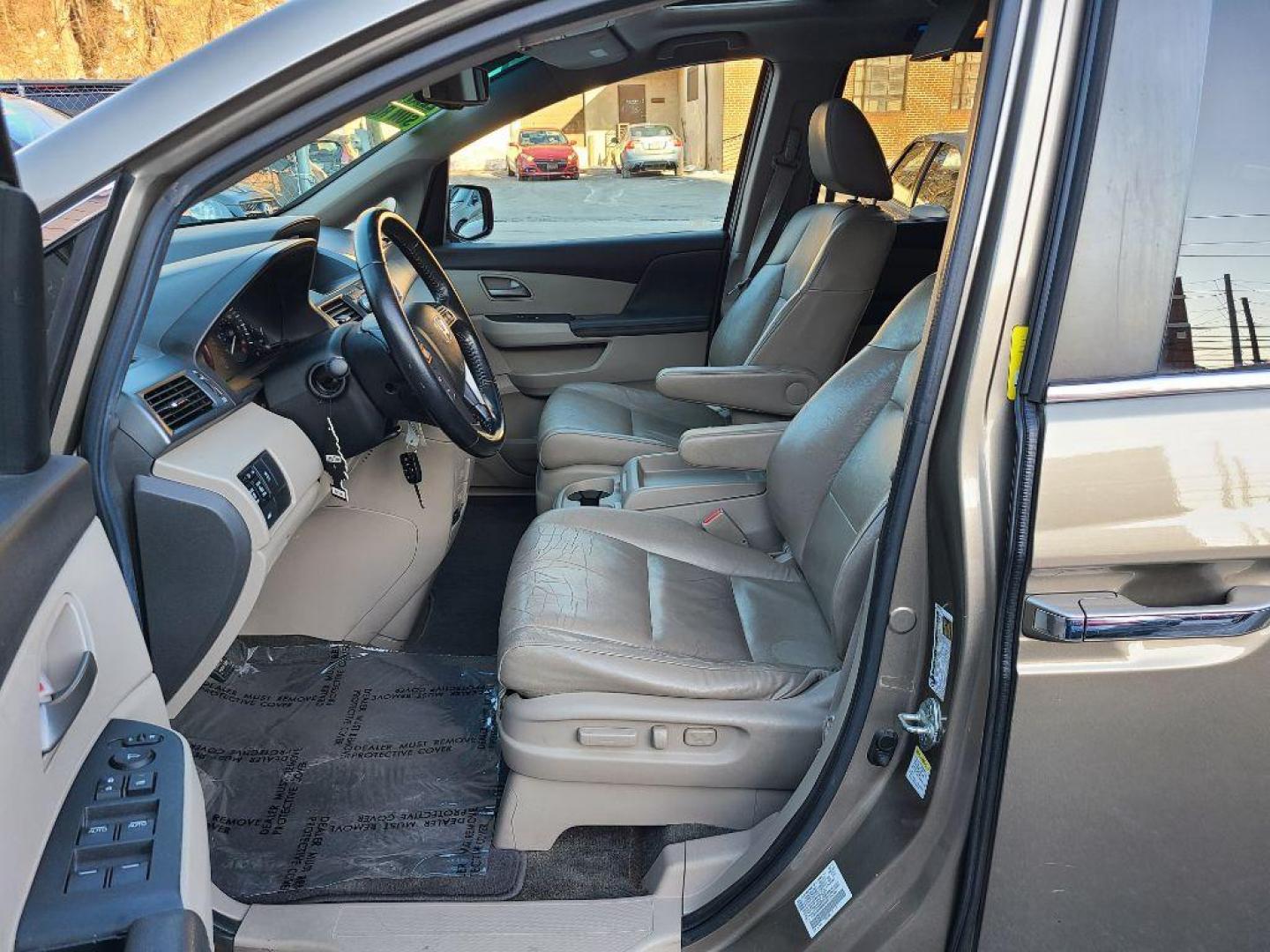 2011 GOLD HONDA ODYSSEY EXL (5FNRL5H65BB) with an 3.5L engine, Automatic transmission, located at 117 North Cameron Street, Harrisburg, PA, 17101, (717) 963-8962, 40.267021, -76.875351 - Photo#16