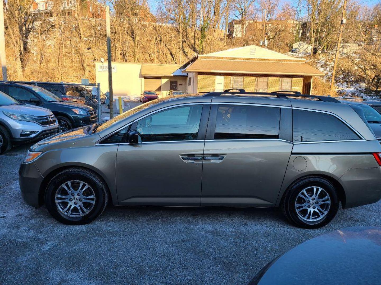2011 GOLD HONDA ODYSSEY EXL (5FNRL5H65BB) with an 3.5L engine, Automatic transmission, located at 117 North Cameron Street, Harrisburg, PA, 17101, (717) 963-8962, 40.267021, -76.875351 - Photo#1