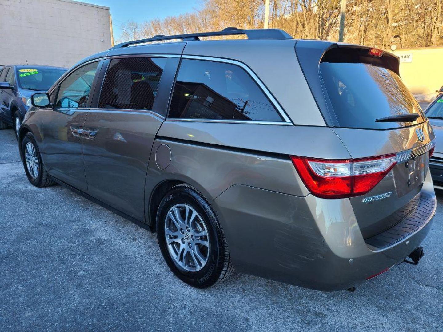 2011 GOLD HONDA ODYSSEY EXL (5FNRL5H65BB) with an 3.5L engine, Automatic transmission, located at 117 North Cameron Street, Harrisburg, PA, 17101, (717) 963-8962, 40.267021, -76.875351 - Photo#2