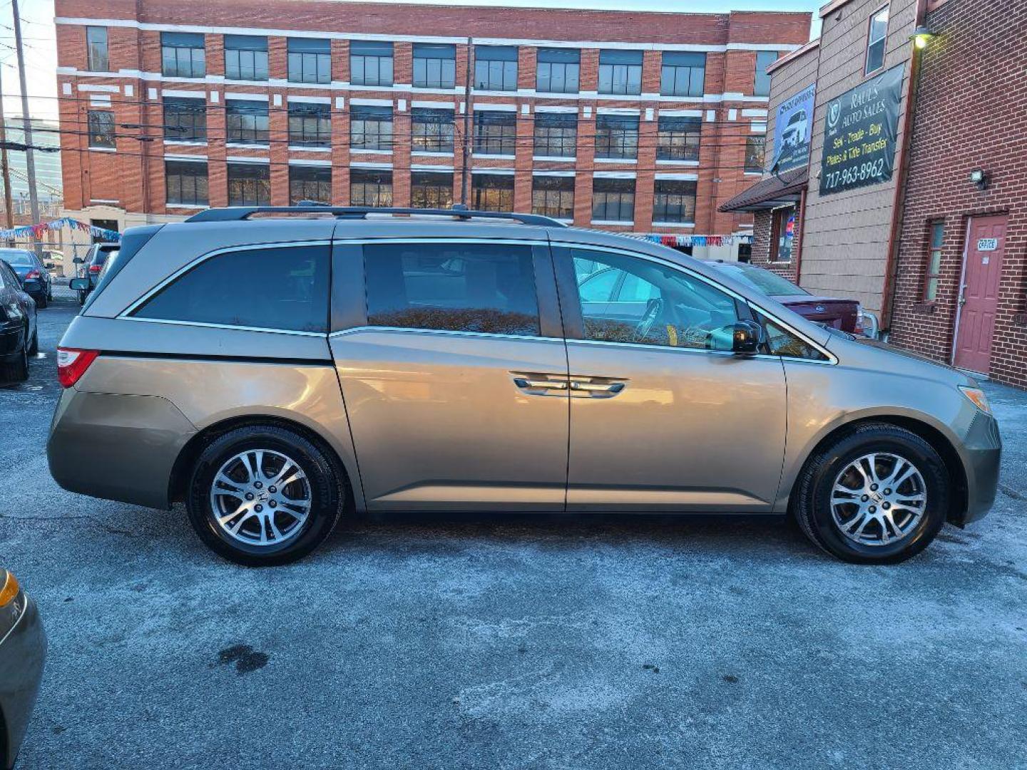 2011 GOLD HONDA ODYSSEY EXL (5FNRL5H65BB) with an 3.5L engine, Automatic transmission, located at 117 North Cameron Street, Harrisburg, PA, 17101, (717) 963-8962, 40.267021, -76.875351 - Photo#5